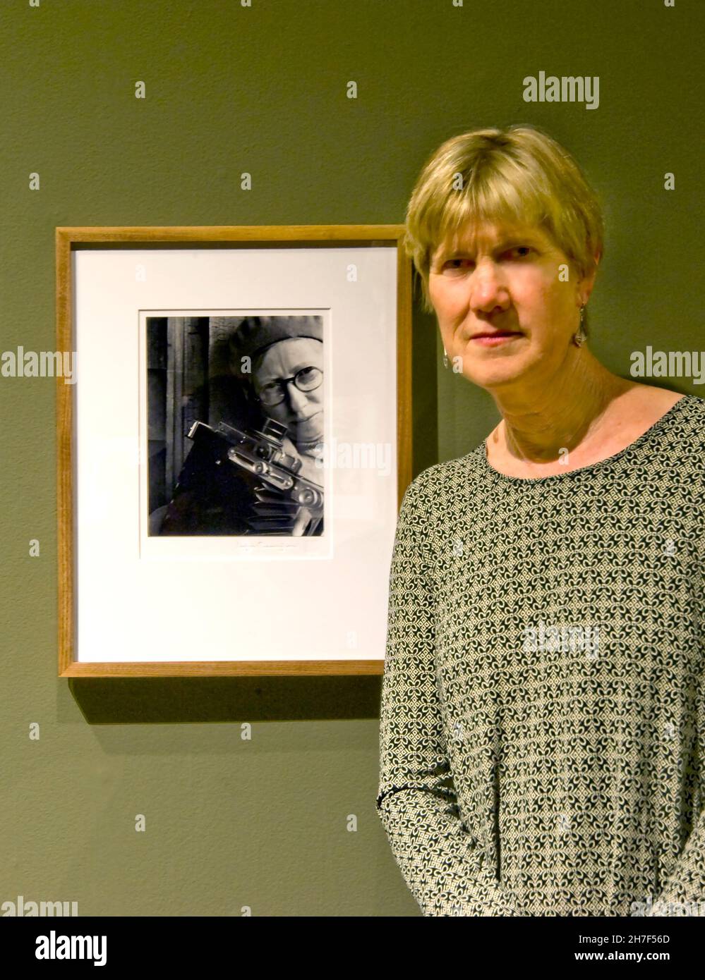 MEG Partridge vor einem Schwarz-Weiß-Foto von Imogen Cunningham bei einer Ausstellung im Bowers Museum in Santa Ana, CA Stockfoto