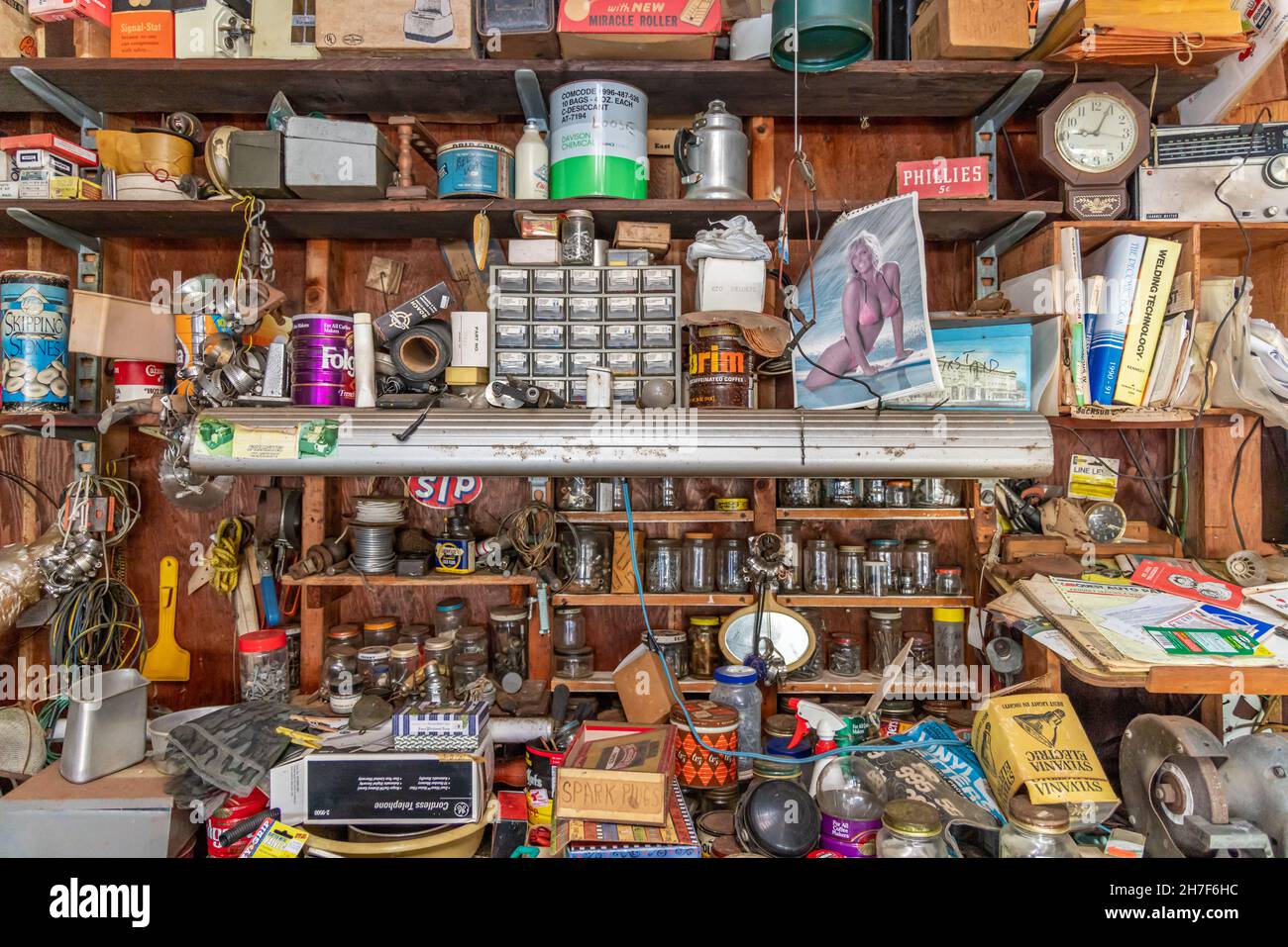 Nahaufnahme eines Ladens in einer Garage Stockfoto