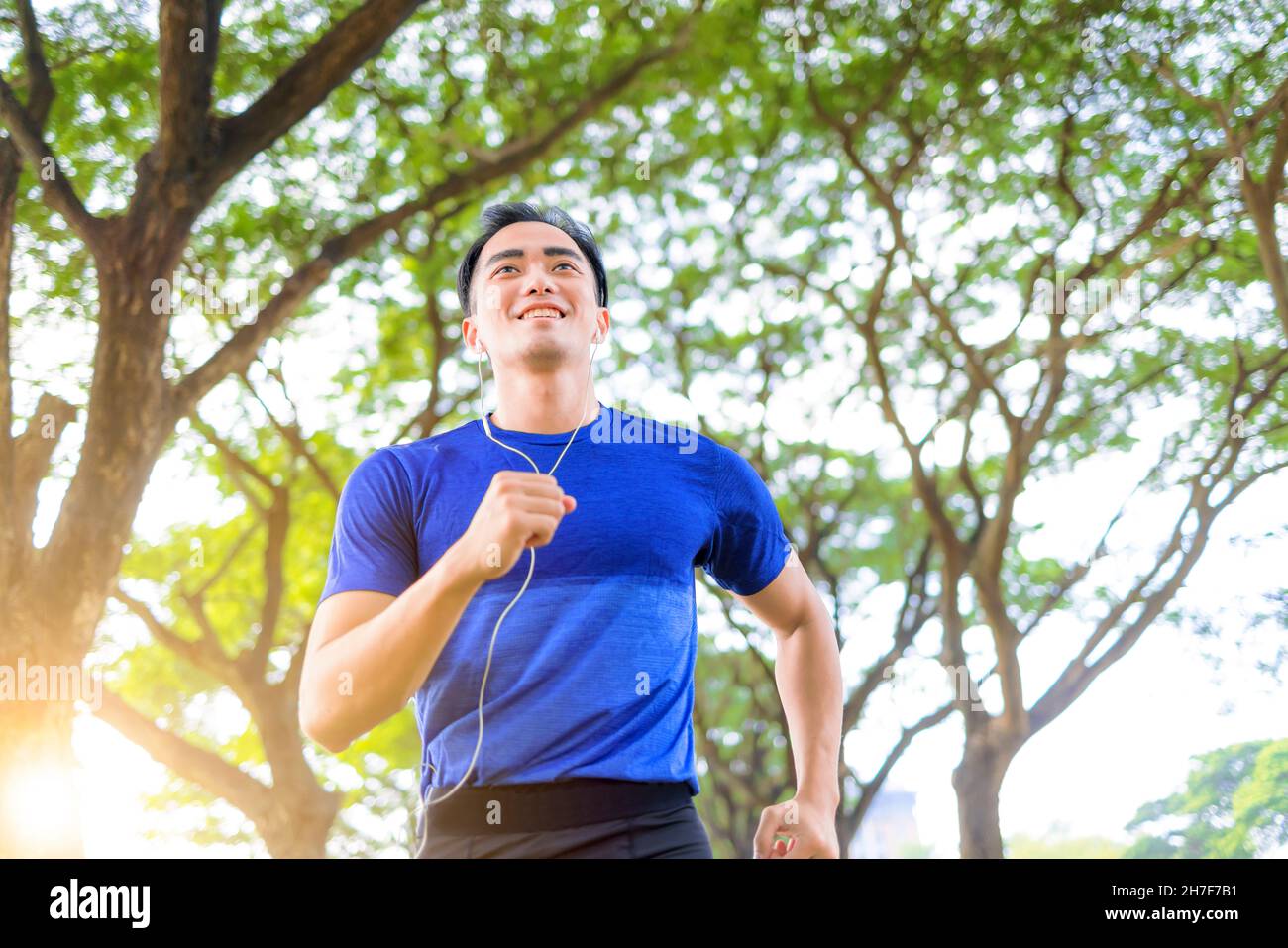 Fittness junger Mann beim Joggen im Stadtpark Stockfoto