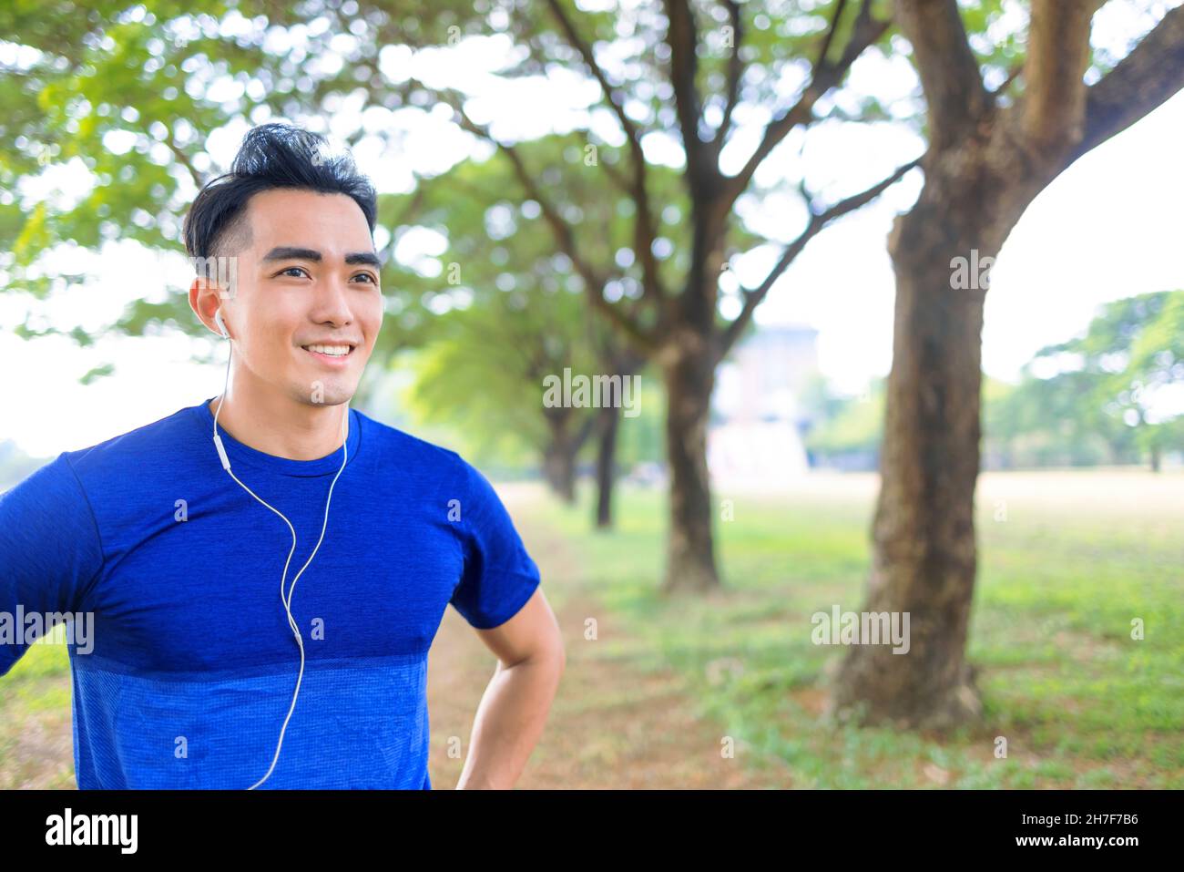 Fittness junger Mann beim Joggen im Stadtpark Stockfoto