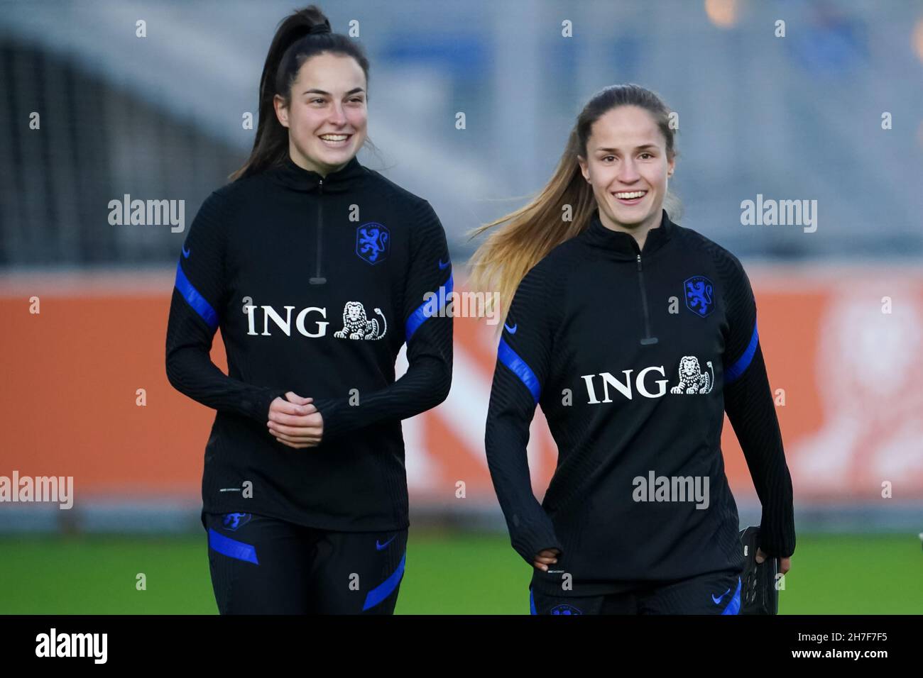 ZEIST, NIEDERLANDE - 22. NOVEMBER: Caitlin Dijkstra aus den Niederlanden, Marisa Olislagers aus den Niederlanden und Renate Jansen aus den Niederlanden während einer Trainingsveranstaltung der niederländischen Fußballnationalmannschaft der Frauen auf dem KNVB-Campus am 22. November 2021 in Zeist, Niederlande (Foto: Rene Nijhuis/Orange Picles) Stockfoto