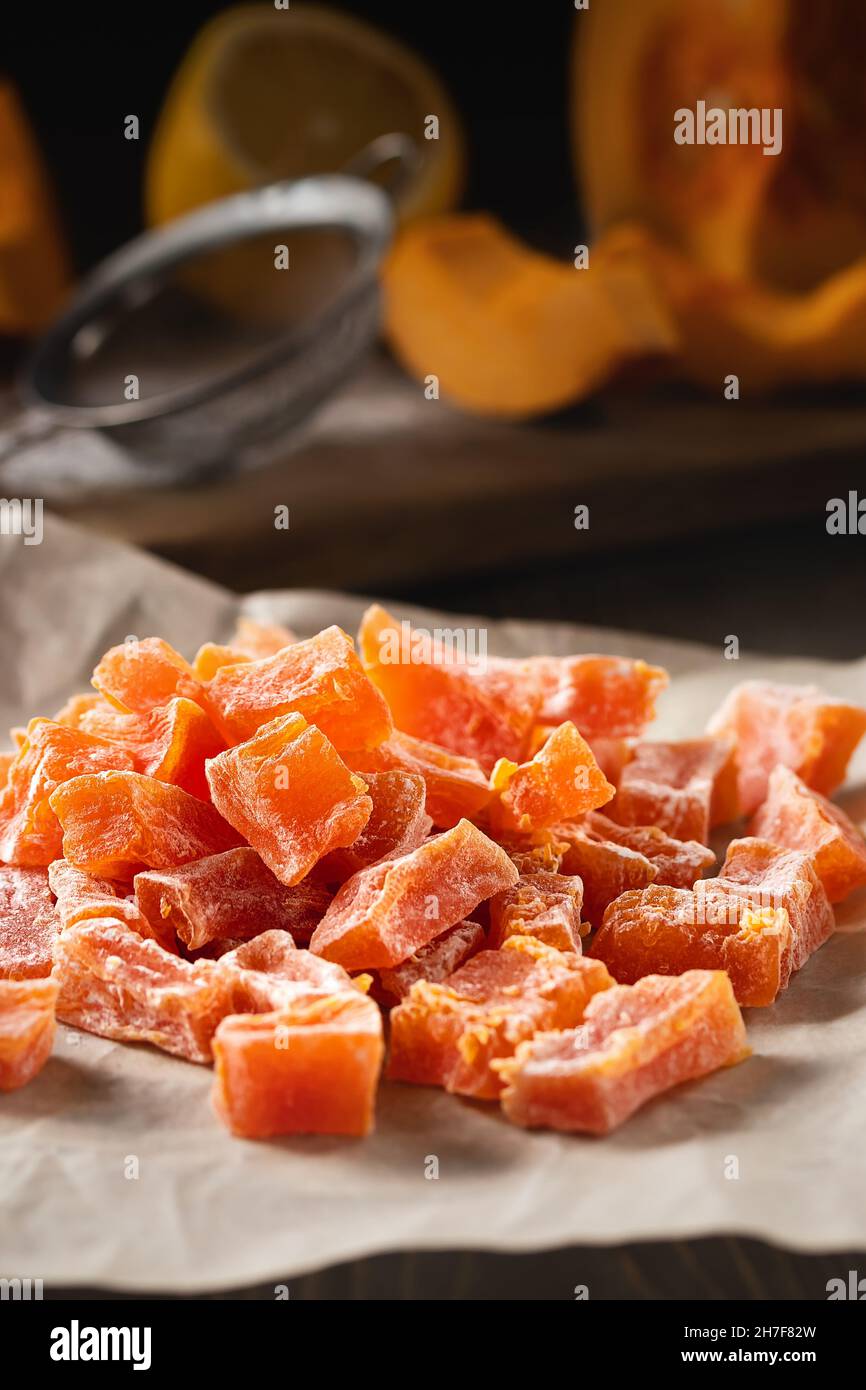 Kochen natürliche Farm hausgemachte kandierte Kürbisfrüchte mit Puderzucker bestreut Stockfoto