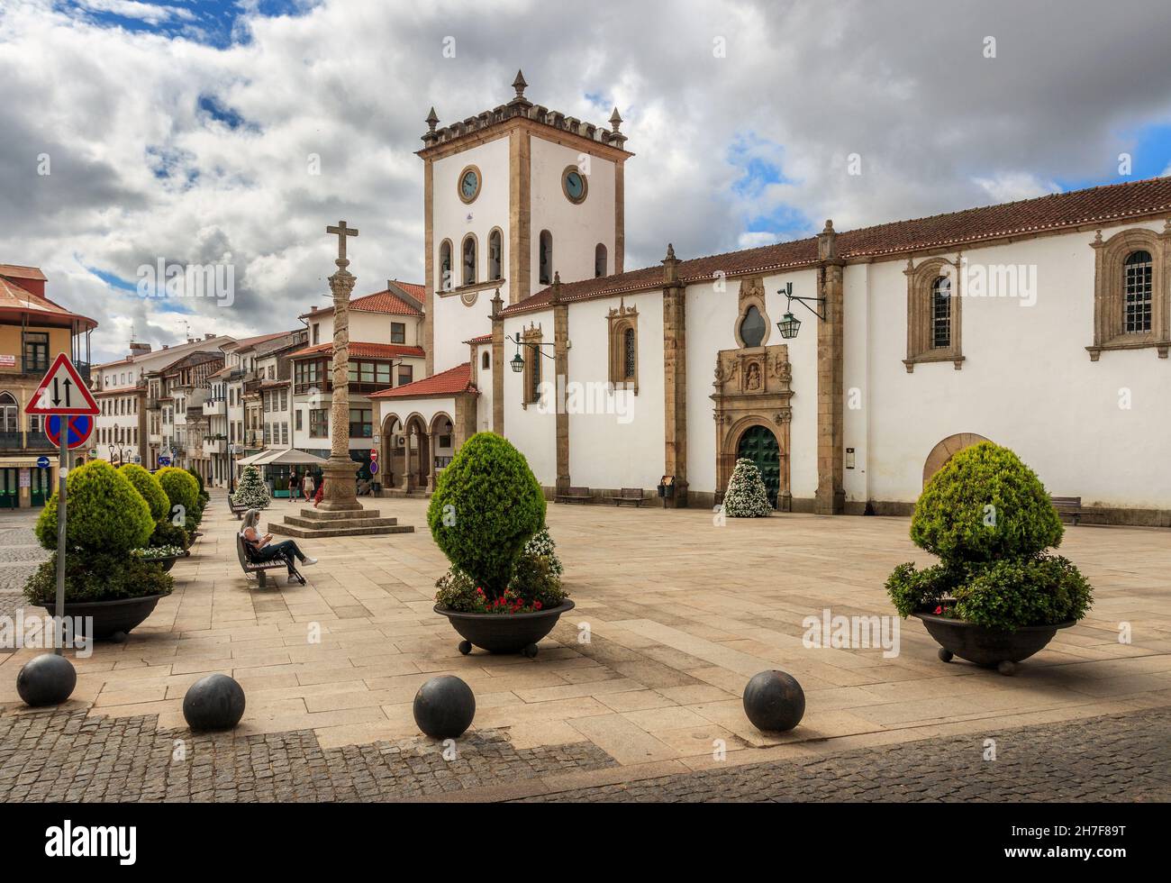 Blick auf den Sé-Platz in Bragança, Portugal, mit der Sé-Kirche im Hintergrund. Stockfoto