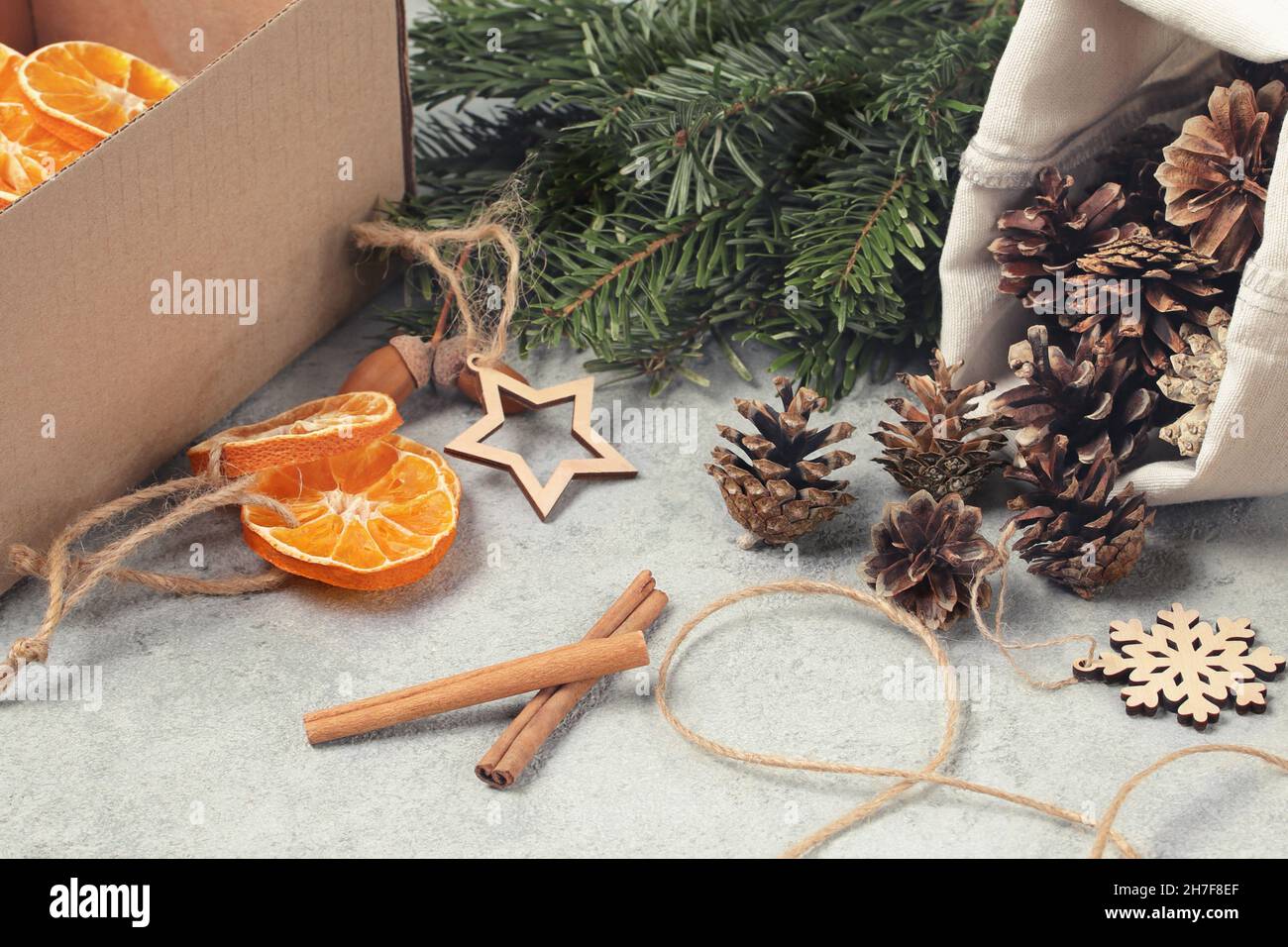 Null Abfall und umweltfreundliches weihnachtskonzept. Natürliche Dekorationen und Zweige eines Weihnachtsbaums auf dem Tisch. Stockfoto