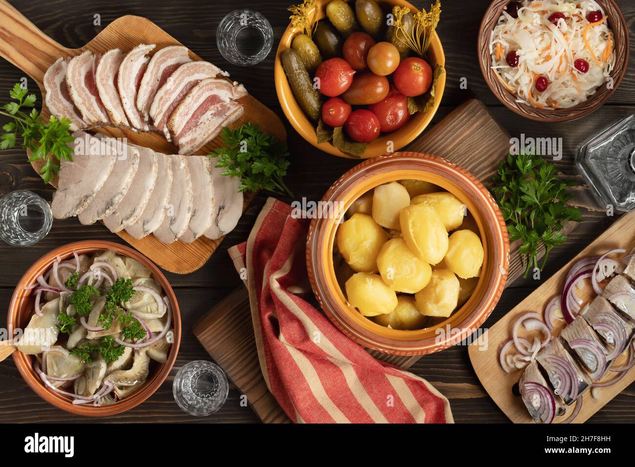 Festlicher Tisch im russischen Dorf. Tischset zum Abendessen mit traditionellen Snacks und Gerichten der russischen Küche. Draufsicht, flaches Lay Stockfoto