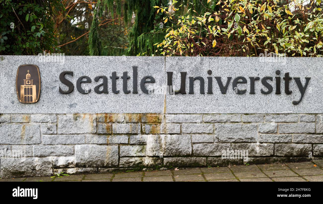 Seattle - 21. November 2021; Zeichen für Seattle University in der Stadt. Schilder sind in aufgehobenen schwarzen Buchstaben auf Stein auf Felswand Stockfoto