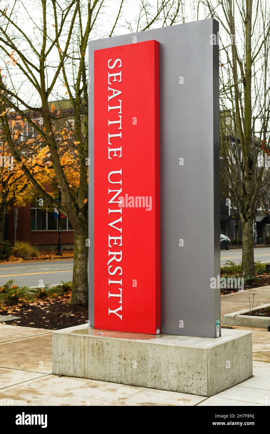 Seattle - 21. November 2021; Vertikales Schild für die Seattle University im First Hill Viertel. Es ist ein roter länglicher Block in einer größeren grauen Blockform Stockfoto
