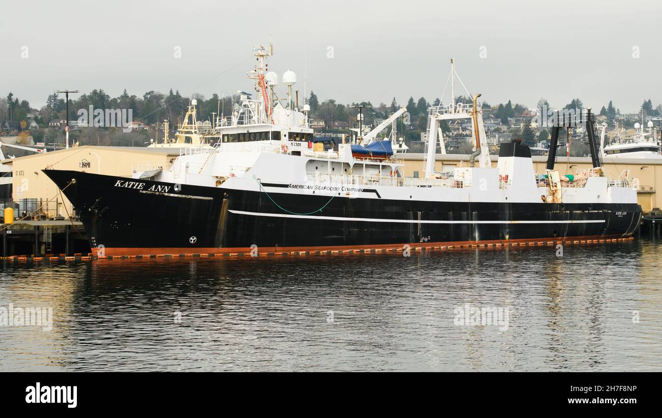 Seattle - 21. November 2021; die Trawlerin der American Seafoods Company Katie Ann am Dock in Interbay in Seattle. Stockfoto