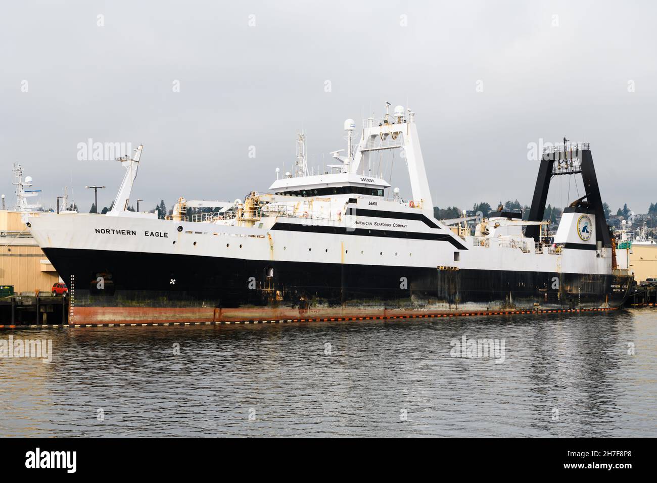 Seattle – 21. November 2021; Trawler Northern Eagle der American Seafoods Company am Dock in Interbay in Seattle. Stockfoto