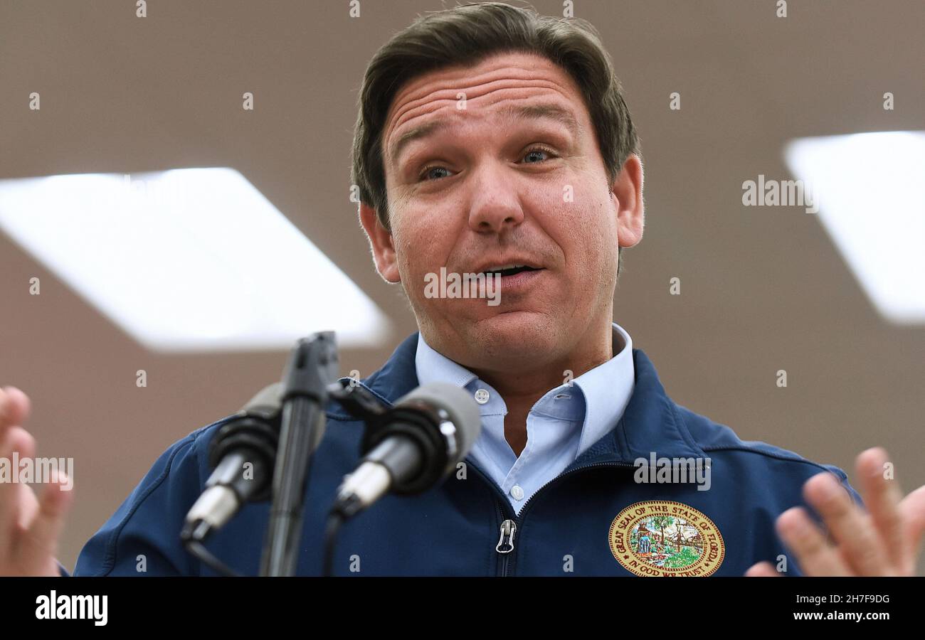 Dayton Beach, Usa. 22nd. November 2021. Florida Gov. Ron DeSantis spricht auf einer Pressekonferenz im Reisezentrum von Buc-ee, wo er seinen Vorschlag für eine Steuererleichterung von mehr als $1 Milliarden Gas für Floridas als Reaktion auf die steigenden Gaspreise, die durch die Inflation verursacht wurden, bekannt gab. DeSantis schlägt dem Florida-Gesetzgeber einen fünfmonatigen Gasteuer-Feiertag vor. Kredit: SOPA Images Limited/Alamy Live Nachrichten Stockfoto