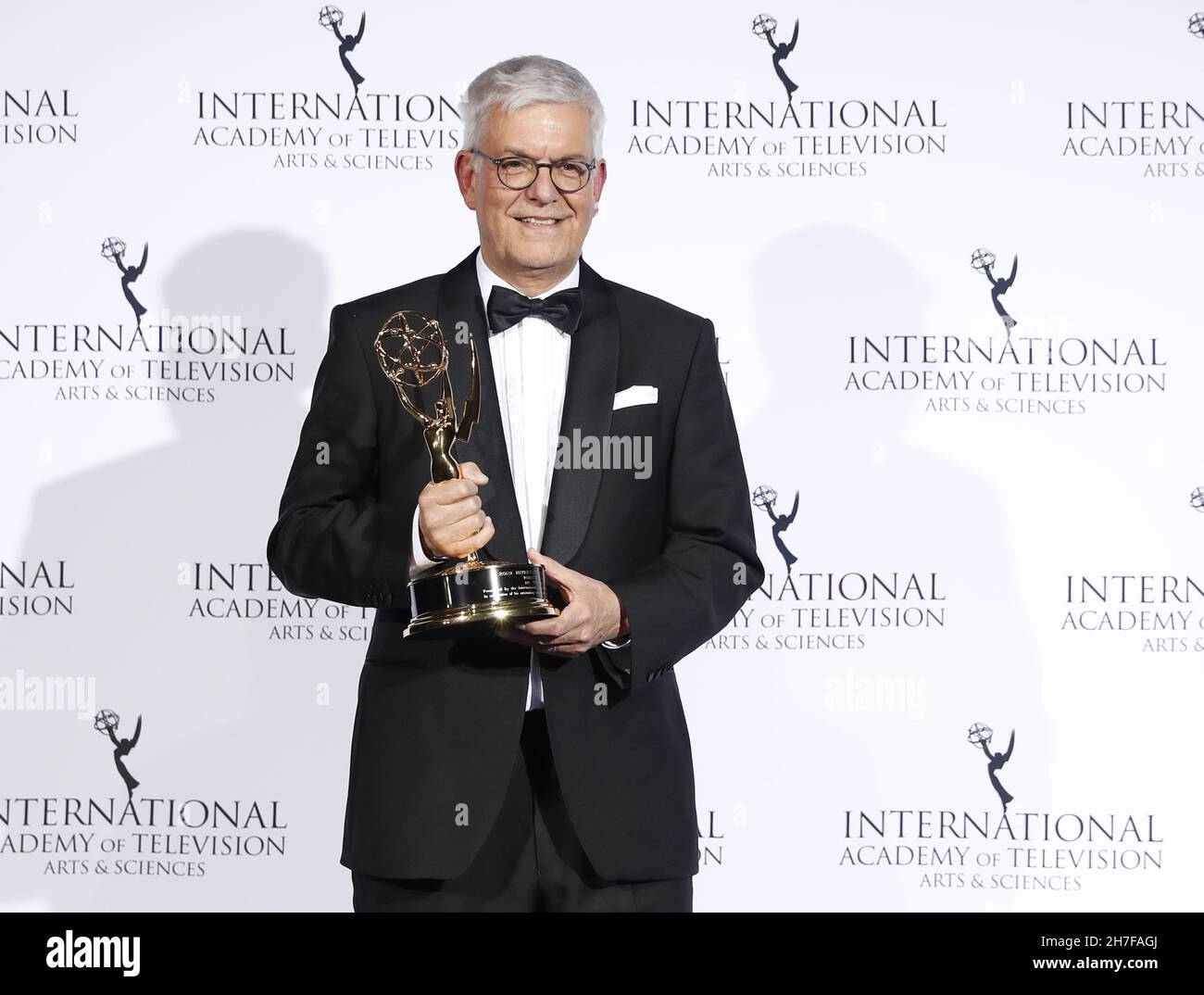 New York, Usa. 22nd. November 2021. Der deutsche Journalist Thomas Bellut posiert mit dem Directorate Award bei den Internationalen Emmy Awards 49th in der Casa Cipriani in New York City am Montag, 22. November 2021. Foto von John Angelillo/UPI Credit: UPI/Alamy Live News Stockfoto