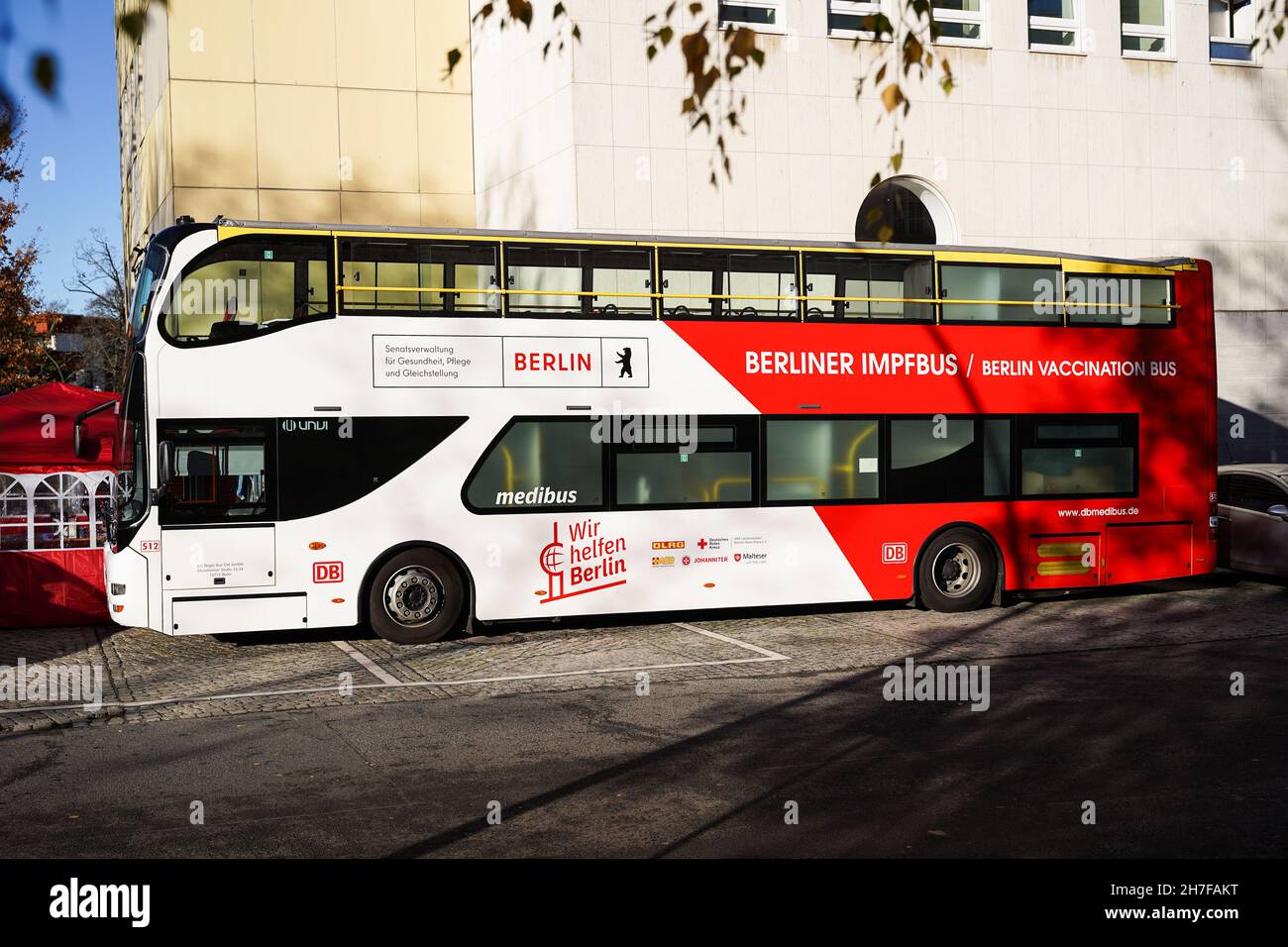 Berlin, Deutschland. 22nd. November 2021. Das Foto vom 22. November 2021 zeigt einen Impfbus in Berlin, der Hauptstadt Deutschlands. Berlin hat an verschiedenen Orten der Stadt in Chargen Impfbusse ins Leben gerufen, um Menschen bei der Impfung zu unterstützen. Quelle: Stefan Zeitz/Xinhua/Alamy Live News Stockfoto