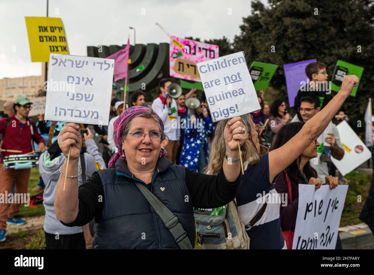 Jerusalem, Israel. 22nd. November 2021. Demonstration gegen das Corona-Virus-Notfallprotokoll, das vor dem israelischen Haus der gewählten - der Knesset - strickend und erweitert wurde. An einem bestimmten Punkt gelang es den Demonstranten, den Polizeiblock zu überqueren, der bald durch einen festeren ersetzt wurde. Die Demonstranten trugen Zeichen gegen den Impfzwang, Kinderimpfstoffe, medizinische Tyrannei, Green Badge und die Verlängerung der seit Juli 2020 geltenden Notfallprotokolle. Kredit: Matan Golan/Alamy Live Nachrichten Stockfoto