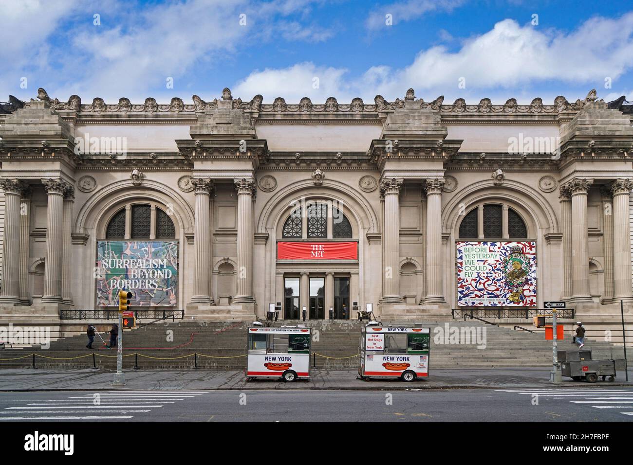 New York City, USA - 17. November 2021: Die klassische Architektur der Fifth Avenue Fassade des Metropolitan Museum of Art Stockfoto
