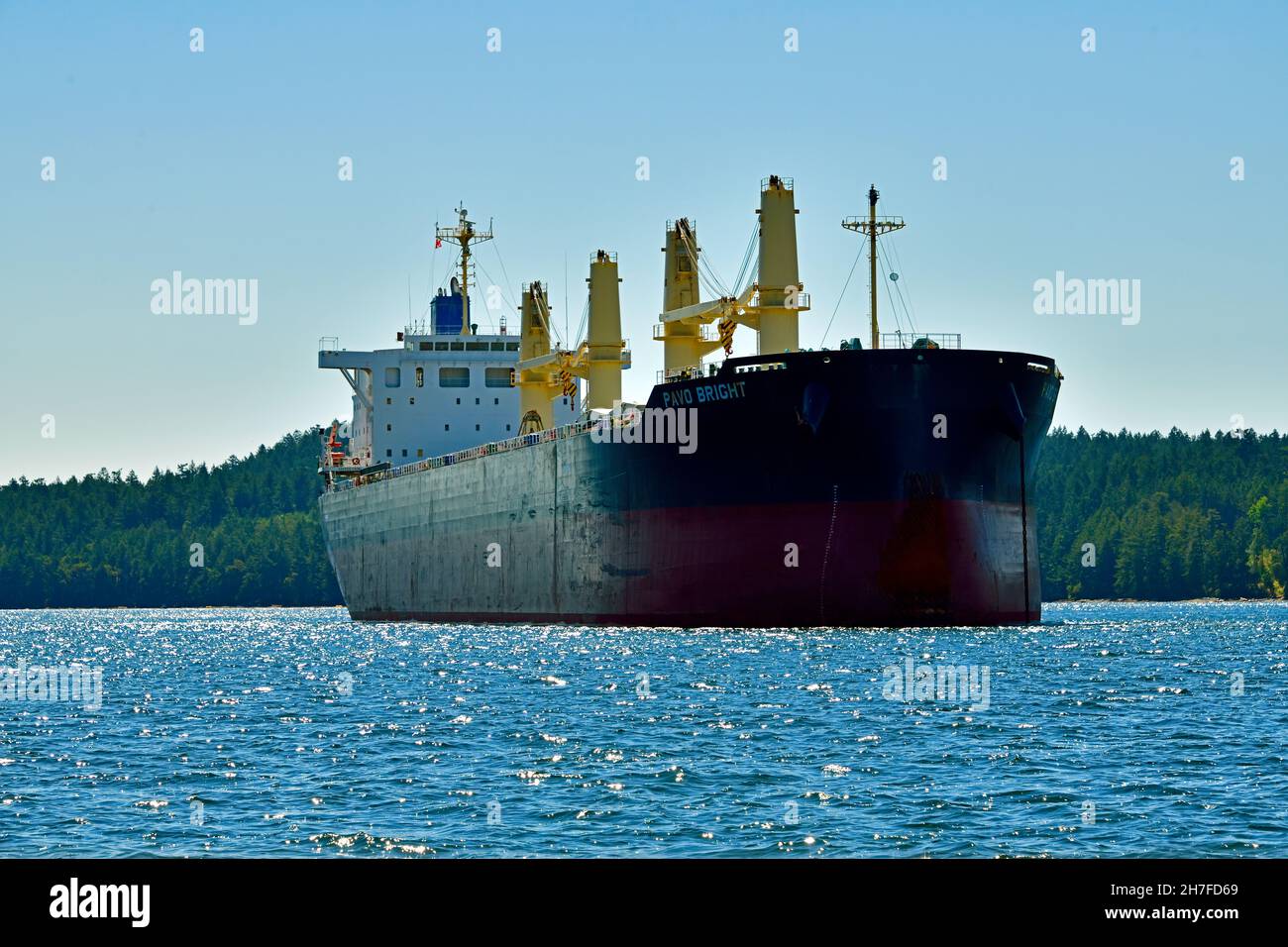 Ein Seeschiff, das im Hafen von Nanaimo auf eine Ladung Holzprodukte auf Vancouver Island, British Columbia, Kanada, wartete. Stockfoto