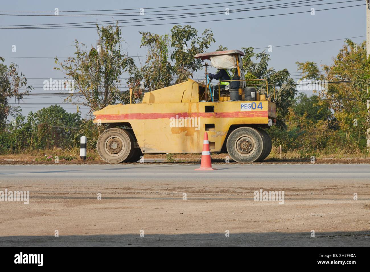 Phayao, Thailand - 27. Jan 2021: Seitenansicht Five Wheel Road Roller arbeitet auf Asphalt Road Stockfoto