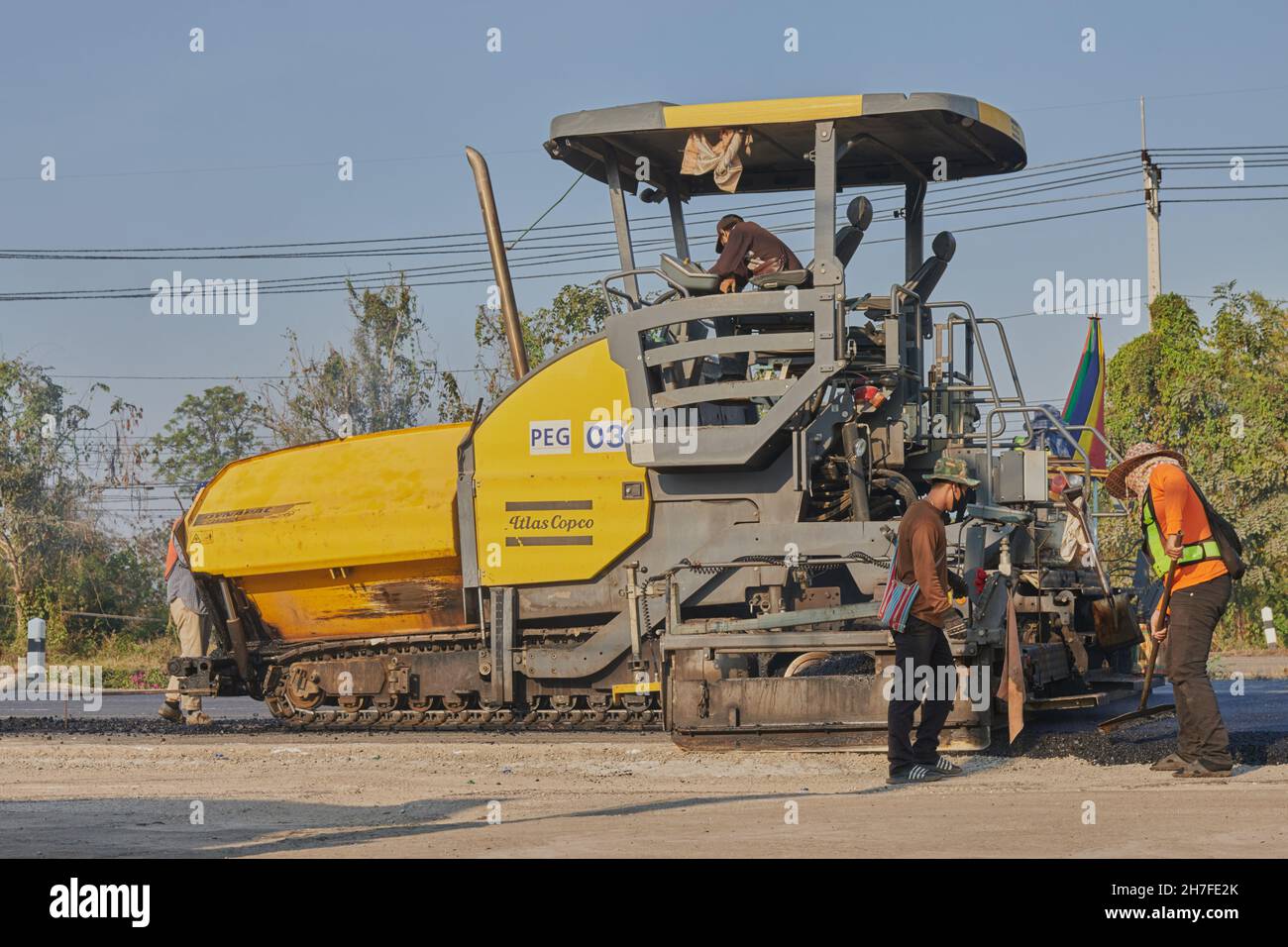 Phayao, Thailand - 27. Januar 2021: Asphaltfertiger und LKW und vier Arbeiter arbeiten auf der Straße Stockfoto