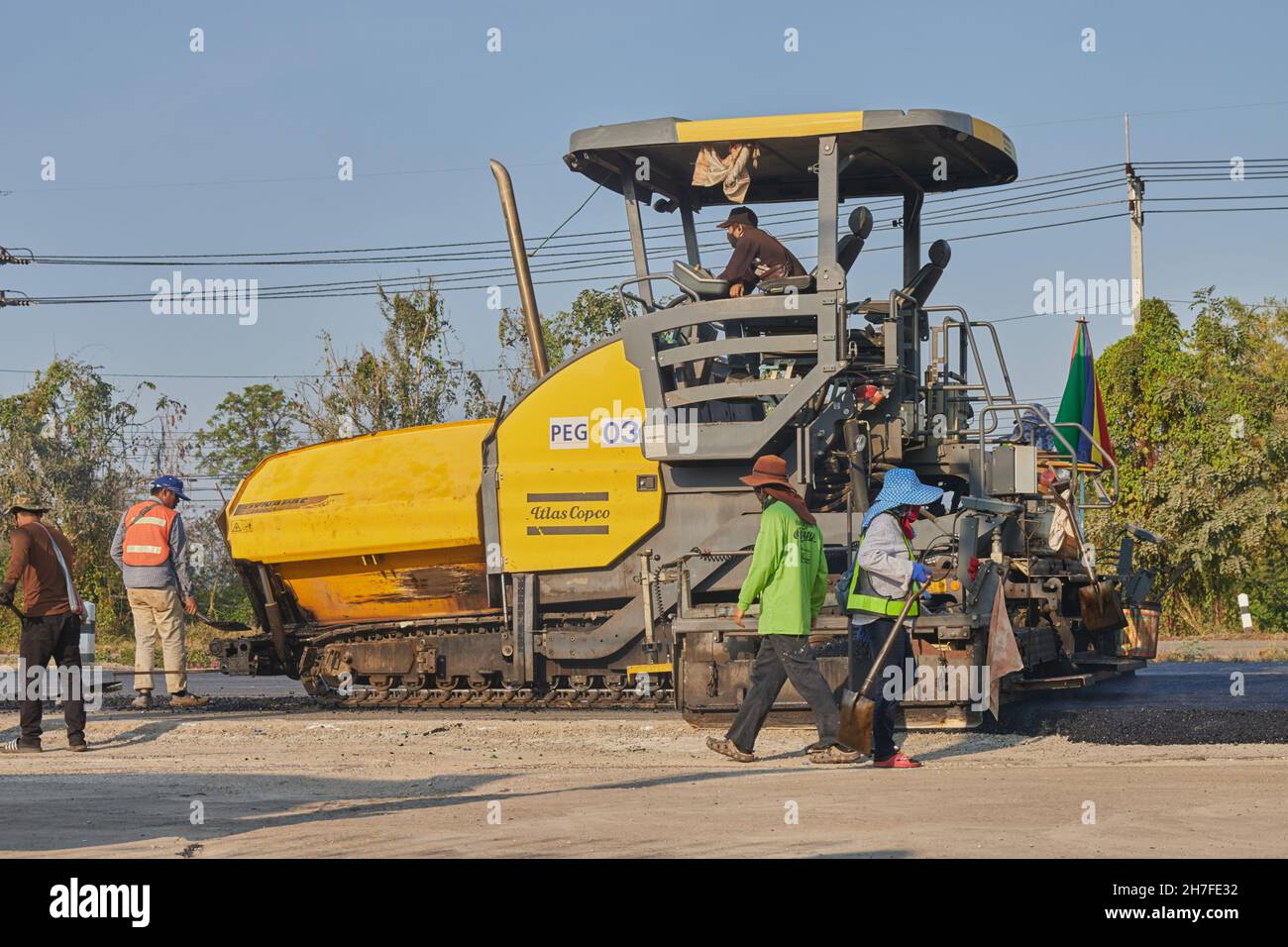 Phayao, Thailand - 27. Januar 2021: Asphaltfertiger und LKW und fünf Arbeiter arbeiten auf der Straße Stockfoto