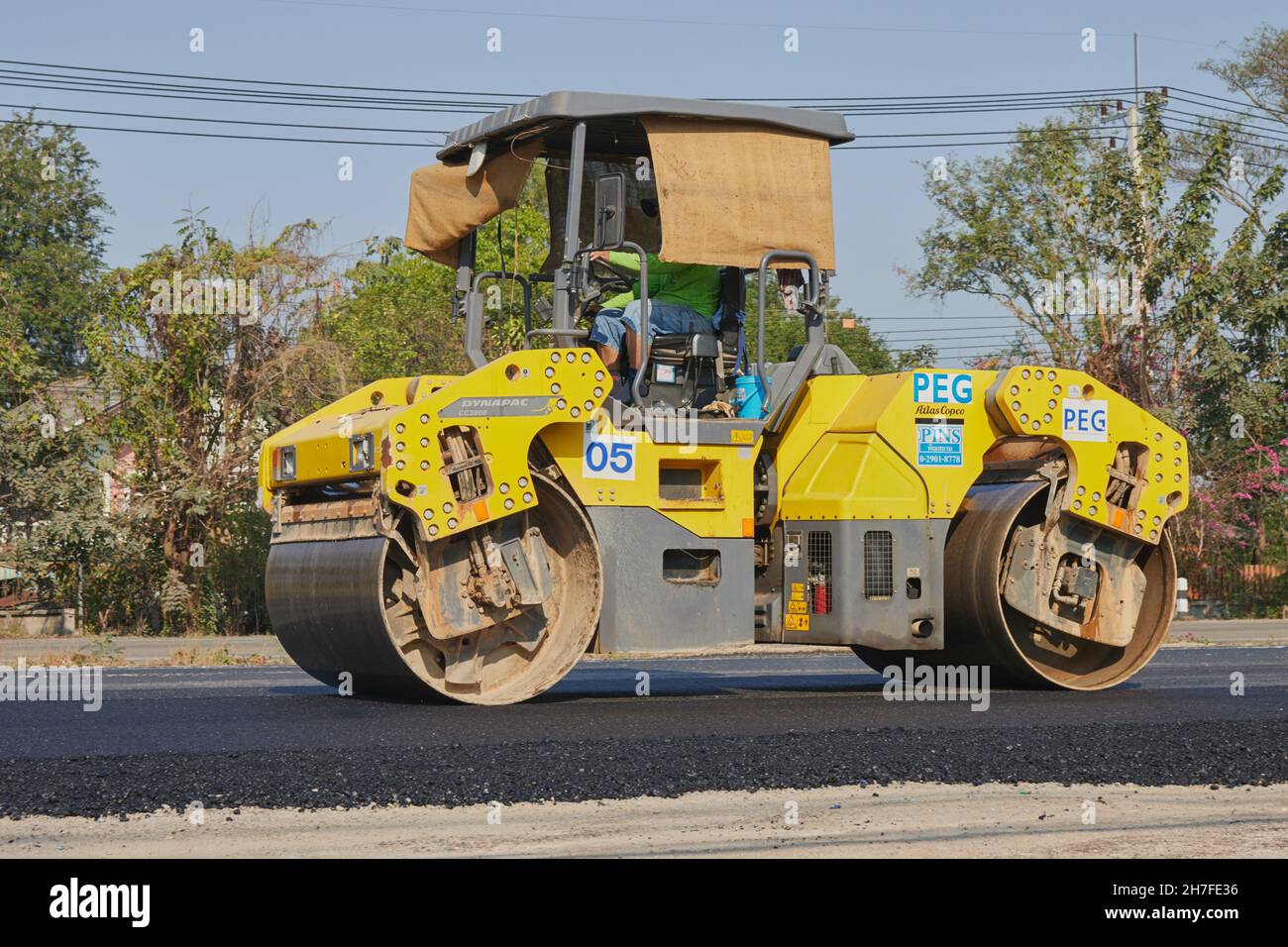 Phayao, Thailand - 27. Jan 2021: Zoom View Worker und Road Roller auf Asphalt Road Stockfoto