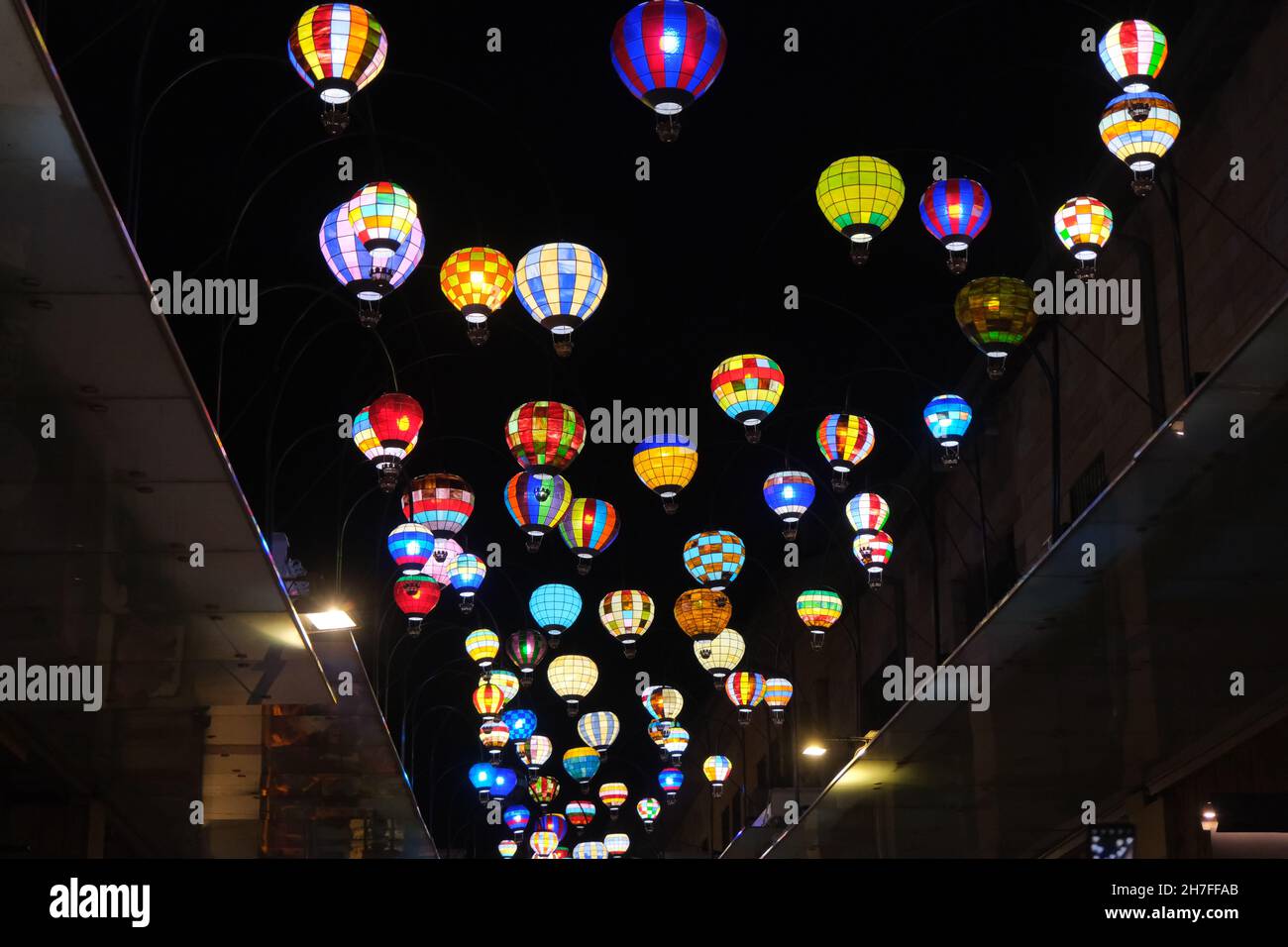 Kleine Luftballons hängen auf Straßen mit Lichtern in urgup, goreme mit vielen Farben Stockfoto