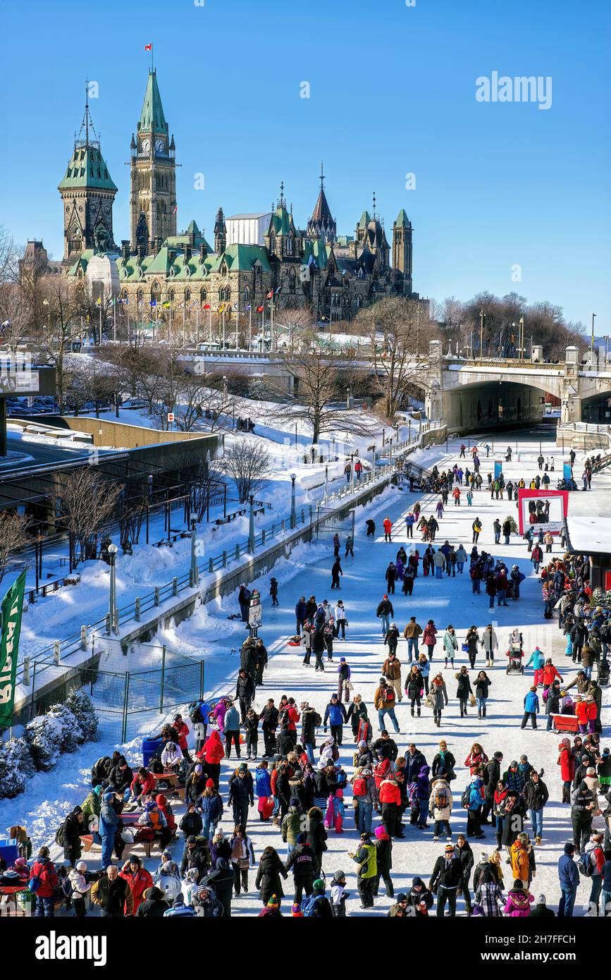 Ottawa, Kanada - 9. Februar: Die Menschen feiern das Winterlude-Festival in Kanadas Hauptstadt auf dem gefrorenen Rideau-Kanal, dem größten Outdoor-Ska der Welt Stockfoto