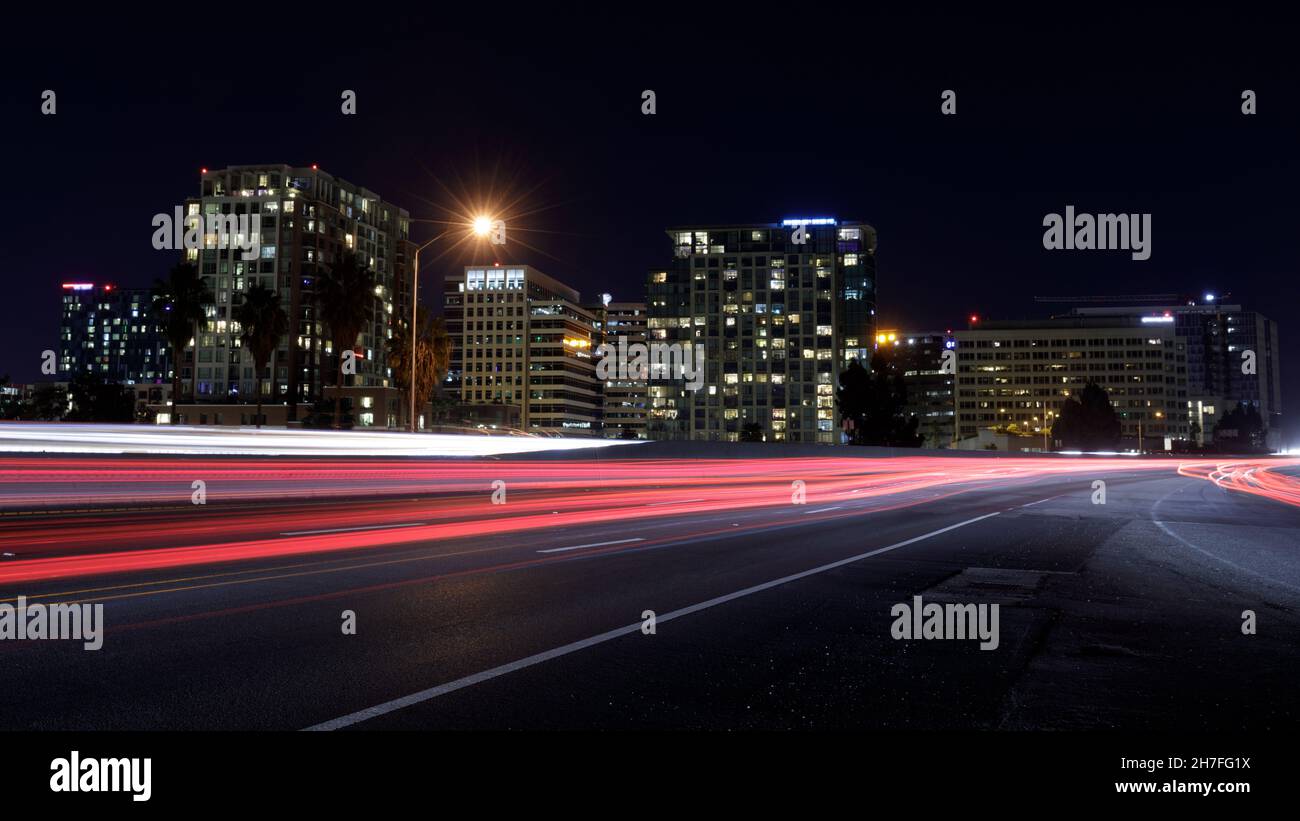 San Jose Downtown und Car Light Trails auf der California State Route 87 während der Stoßzeit. San Jose, Kalifornien, USA. Stockfoto