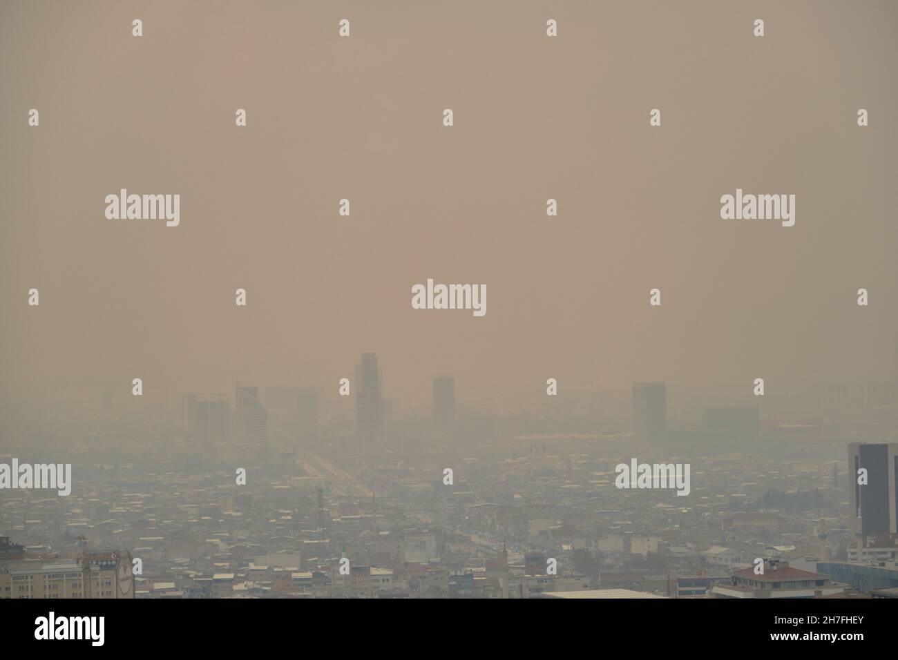 Nebliger Tag der Silhouette der Stadt und des Stadtzentrums aus der Luft und Silhouette des Wolkenkratzers in regnerischen Tag vom Hügel von Bursa Türkei Stockfoto