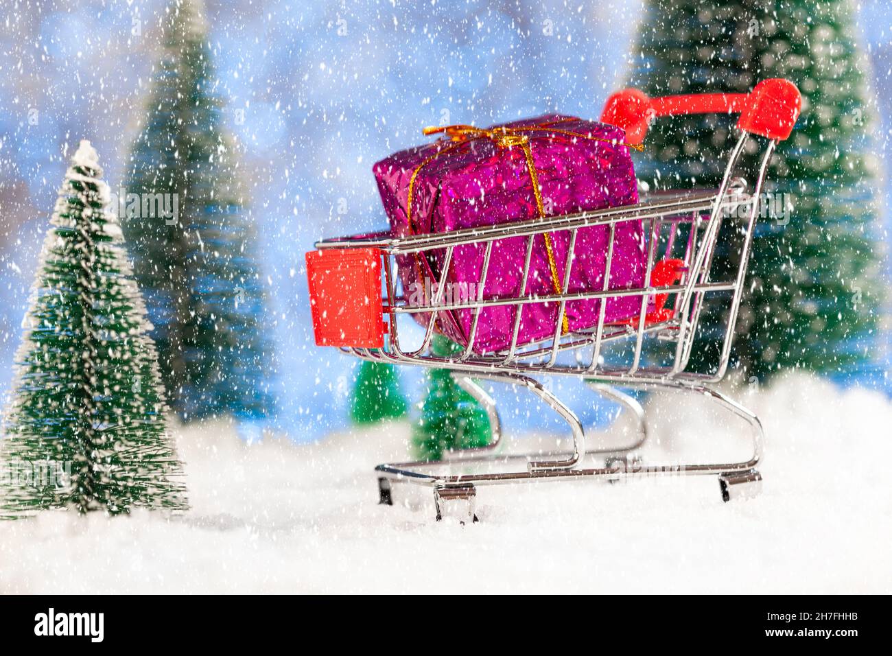 Neujahr einkaufen, Supermarkt Korb auf dem Schnee, Konzept Stockfoto