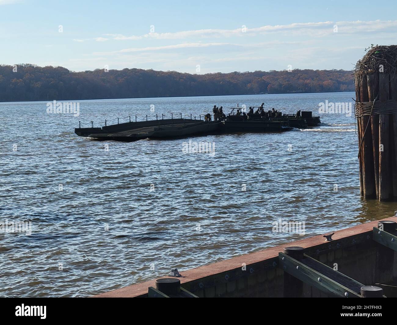 Die Multi-Role Bridge Company von 299th arbeitet an der Fertigstellung eines Floßflosses mit fünf Floßen in Fort Belvoir, um die Leistungsfähigkeit am 18. November zu demonstrieren.Foto von Maj. William C. Allred, 412th TEC PAO Stockfoto
