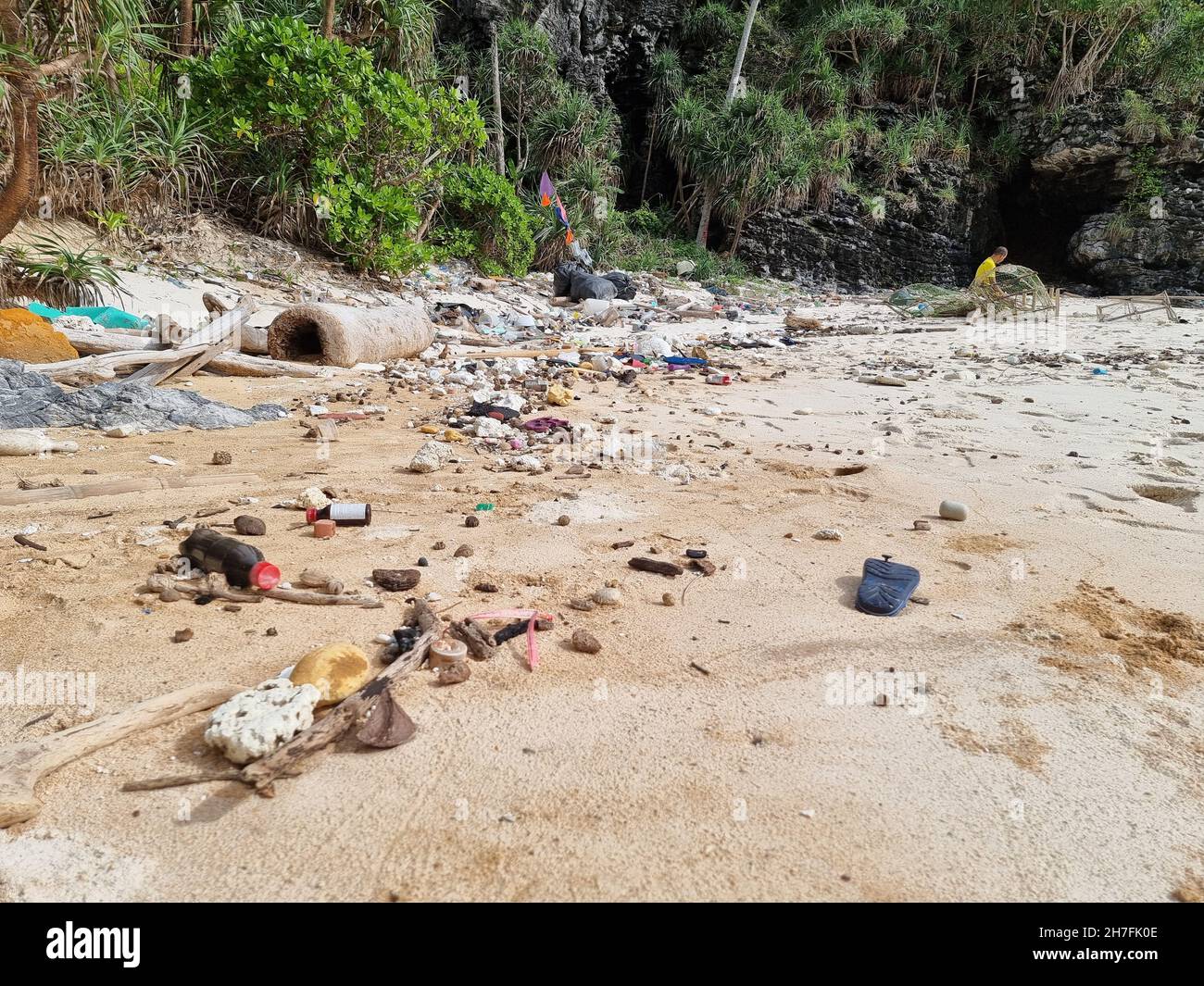 Kho Phi Phi Thailand November 2021, Strände voller Plastikflaschen und Müll in Thailand Ozeandumping - totale Verschmutzung an einem tropischen Strand. Stockfoto