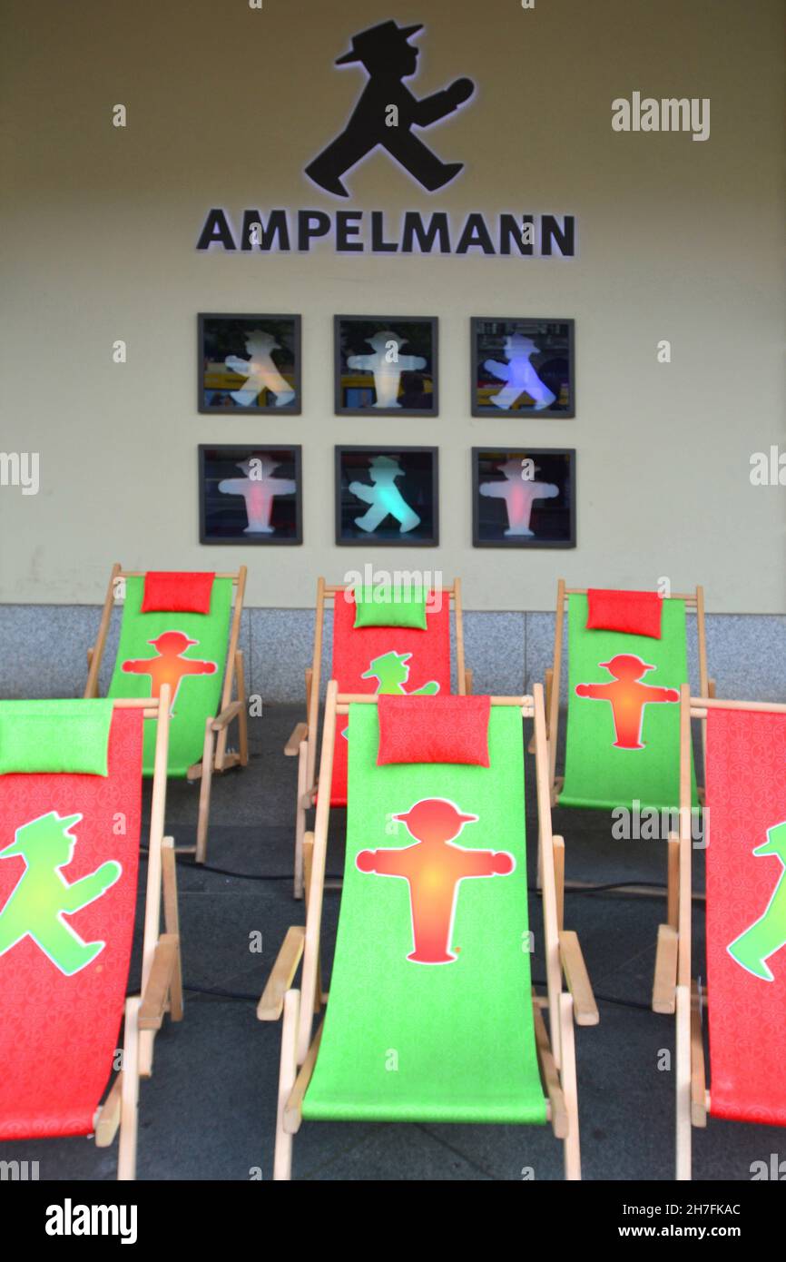 DEUTSCHLAND. BERLIN. DER AMPELMAN IST DAS SYMBOL AUF FUSSGÄNGERSIGNALEN IN OSTDEUTSCHLAND, DAS 1961 VON KARL PEGLAU ENTWORFEN WURDE. SIE SIND JETZT EIN ECHTES GESCHÄFT Stockfoto
