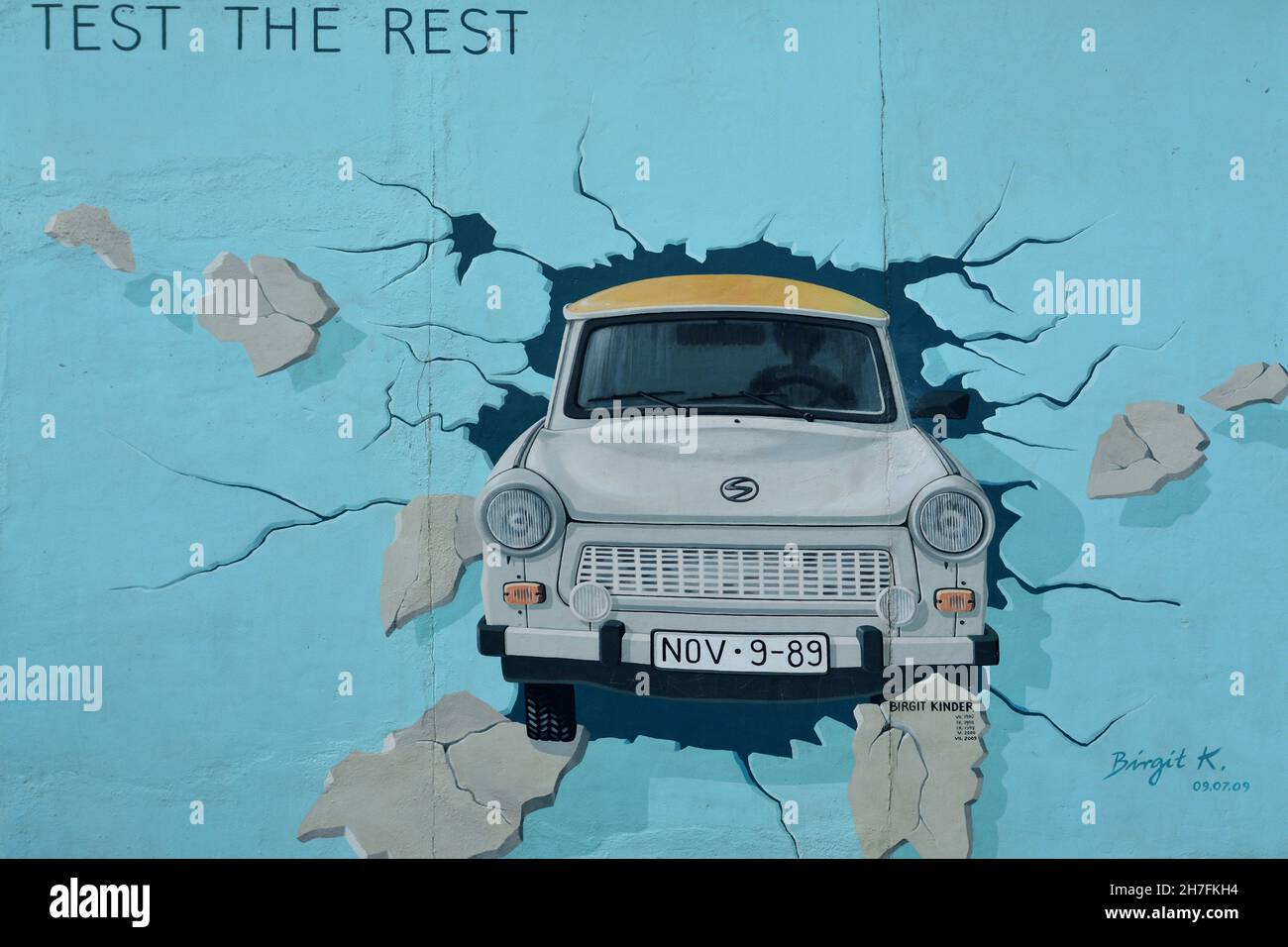DEUTSCHLAND. BERLIN. DIE EAST GALLERY IST EIN 1,3KM-JAHRE-FREILICHTMUSEUM MIT DEN BESTEN GEMÄLDEN AN DER EHEMALIGEN BERLINER MAUER. Stockfoto