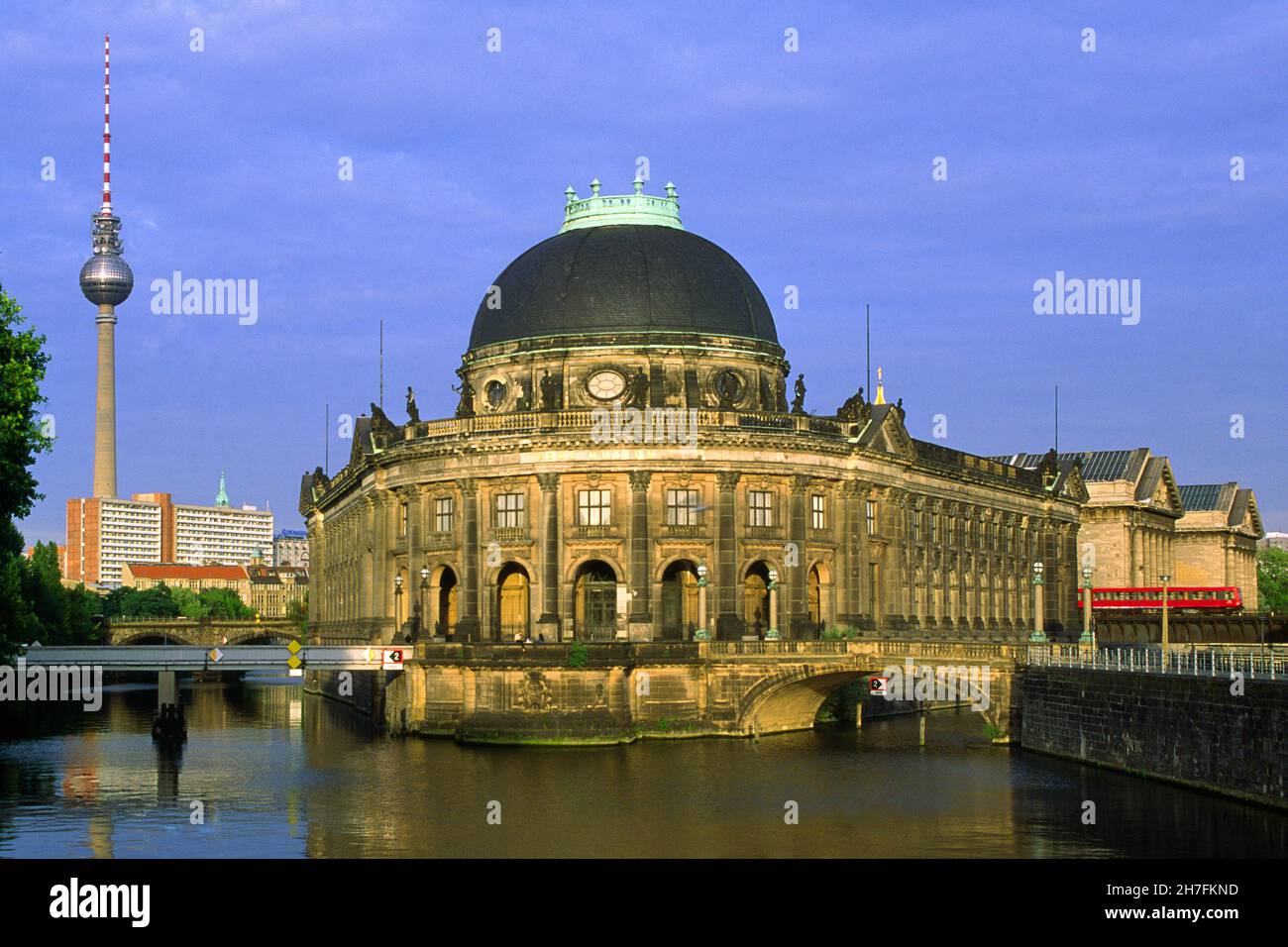 DEUTSCHLAND. BERLIN. AUF DER MUSEUMSINSEL BEFINDEN SICH DIE MUSEEN ALTES, NEUES, ALTE NATIONALGALERIE UND PERGAMON. Stockfoto