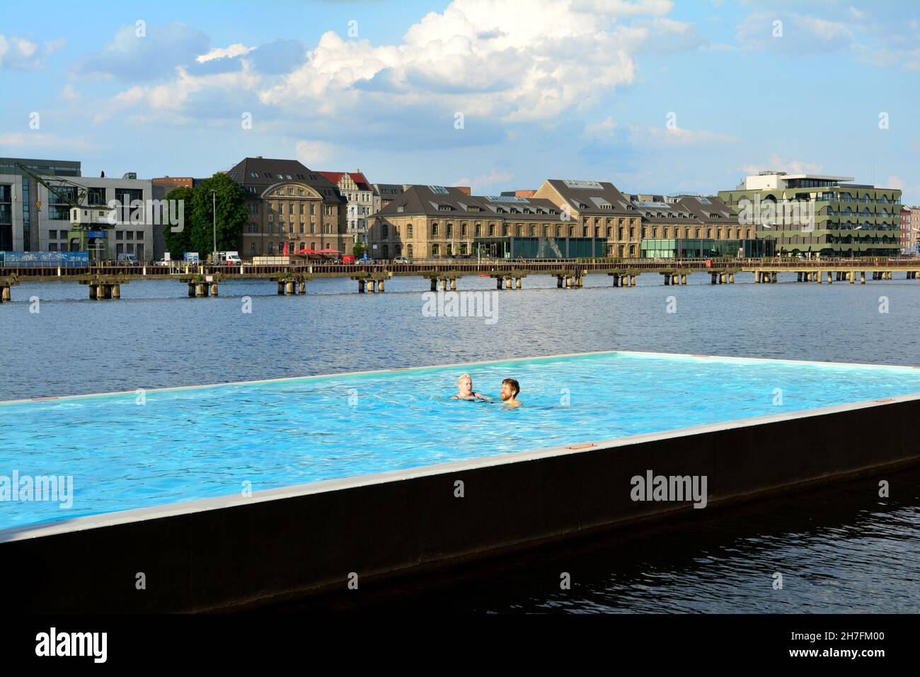 DEUTSCHLAND. BERLIN. KREUZBERG. DAS BADESCHIFF IST EIN FREIBAD UND EIN WARMES  SCHWIMMBAD, ABER AUCH EINE BAR UND EIN CLUB ENTLANG DER SPREE  Stockfotografie - Alamy