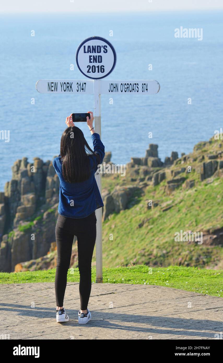 VEREINIGTES KÖNIGREICH. ENGLAND. CORNWALLS. LAND'S END, WO ENGLAND BEGINNT ODER DAUERT. Stockfoto