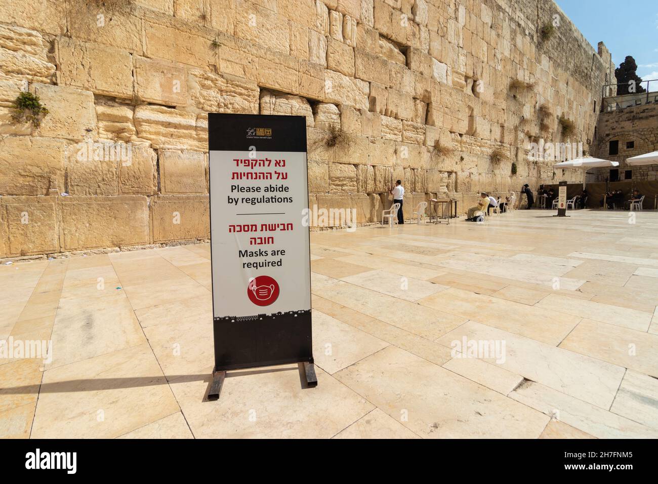 jerusalem-israel. 13-10-2021. Der Platz für das Gebet der Männer an der Westmauer in Jerusalem, Schilder auf dem Boden warnen die Menschen, zum Schutz eine Gesichtsmaske zu tragen Stockfoto