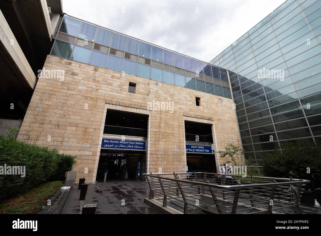 tel aviv-israel. 01-11-2021. Außenansicht des Eingangs zum schönen Gebäude des Ben Gurion Airport in Tel Aviv, einem bewölkten und winterlichen Tag Stockfoto