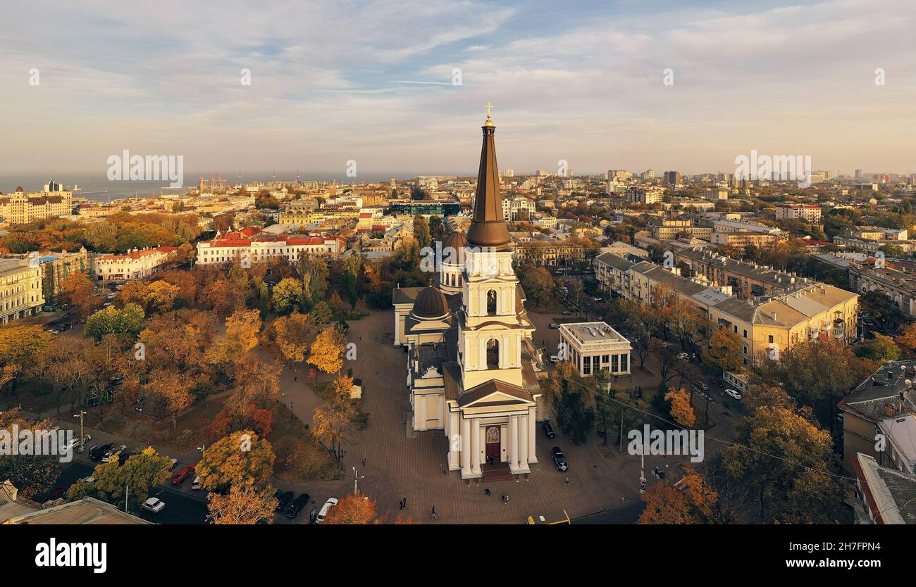 Herbstpanorama die Innenstadt mit der orthodoxen Kathedrale in Odessa, Ukraine. Drohnenaufnahmen. Stockfoto