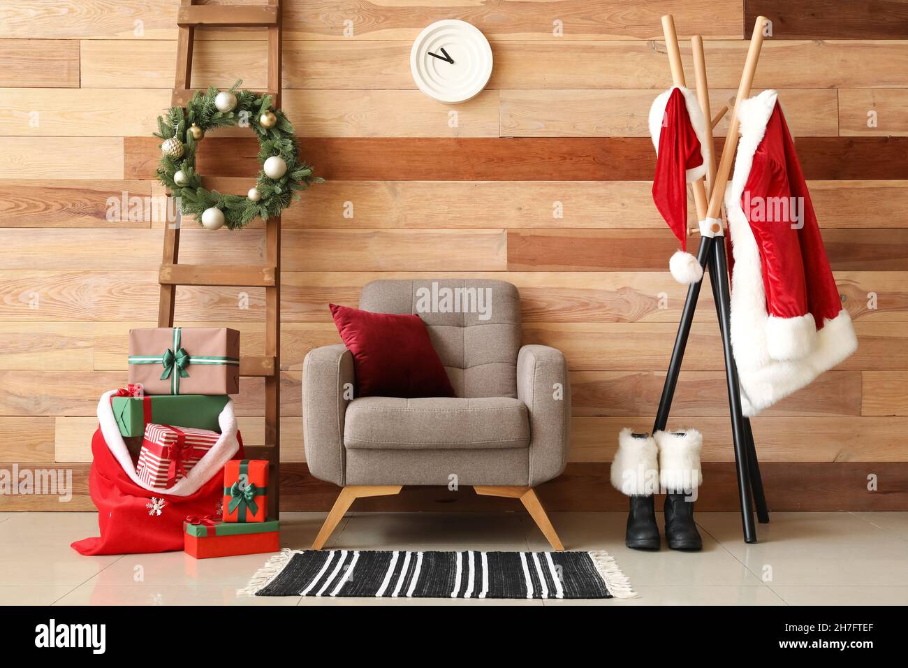 Santa Claus Tasche neben Sessel im Zimmer mit Weihnachtsbaum  Stockfotografie - Alamy