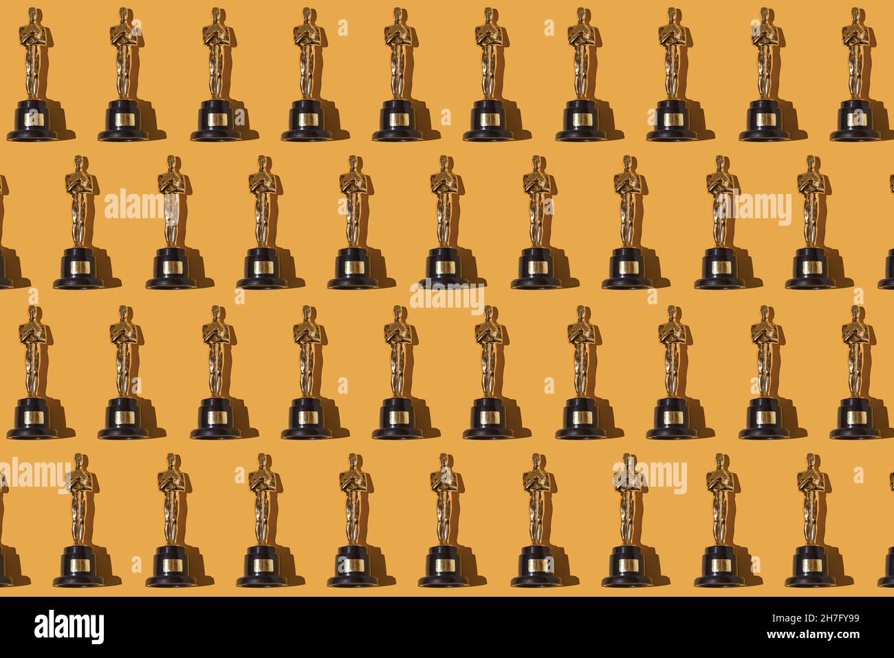 Oscar vergibt Trophäenmuster auf gelbem Hintergrund. Award, Filmindustrie, Hollywood und Gewinnerkonzept. Stockfoto