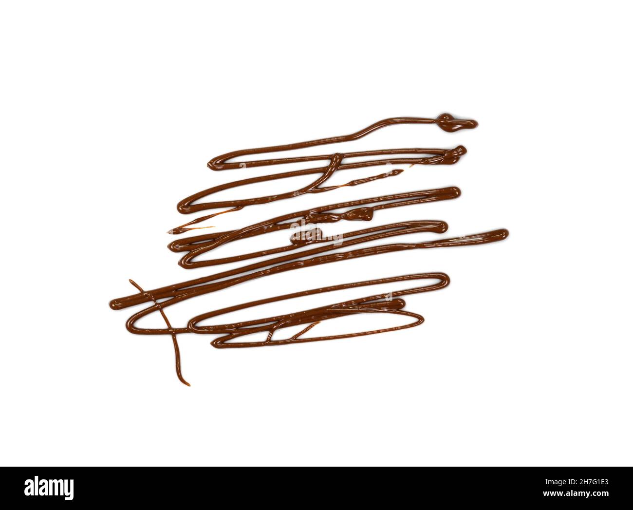 Schokoladensirup Tropfen isoliert auf weißem Hintergrund. Dekorative heiße Schokolade Linie für Dessert isoliert auf weißem Hintergrund Draufsicht Stockfoto