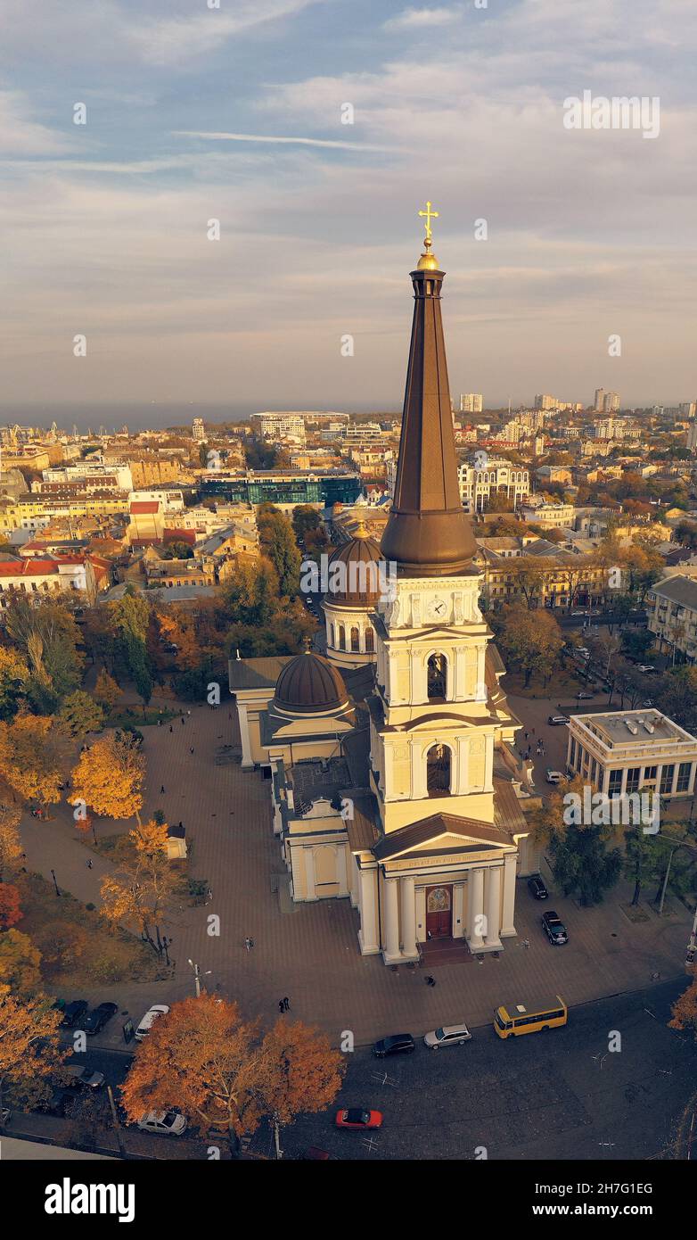 Vertikale Foto Herbst Stadt mit orthodoxen Kathedrale in Odessa, Ukraine. Drohnenaufnahmen. Stockfoto