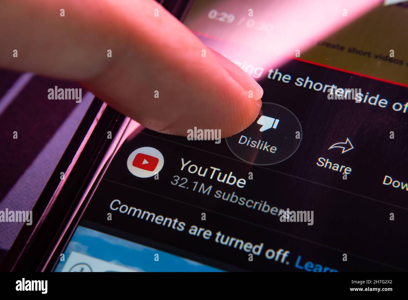 Bangkok, Thailand - 23. November 2021 : YouTube, eine Online-Video-Sharing-Plattform von Google, verbirgt die Abneigung auf seiner Plattform. Stockfoto