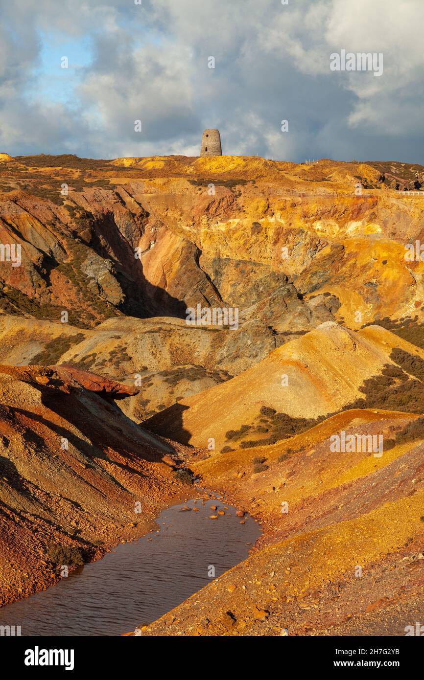 Die sehr farbenfrohe stillgediente Kupfermine im Kupferreich Amlwch, Wales Stockfoto