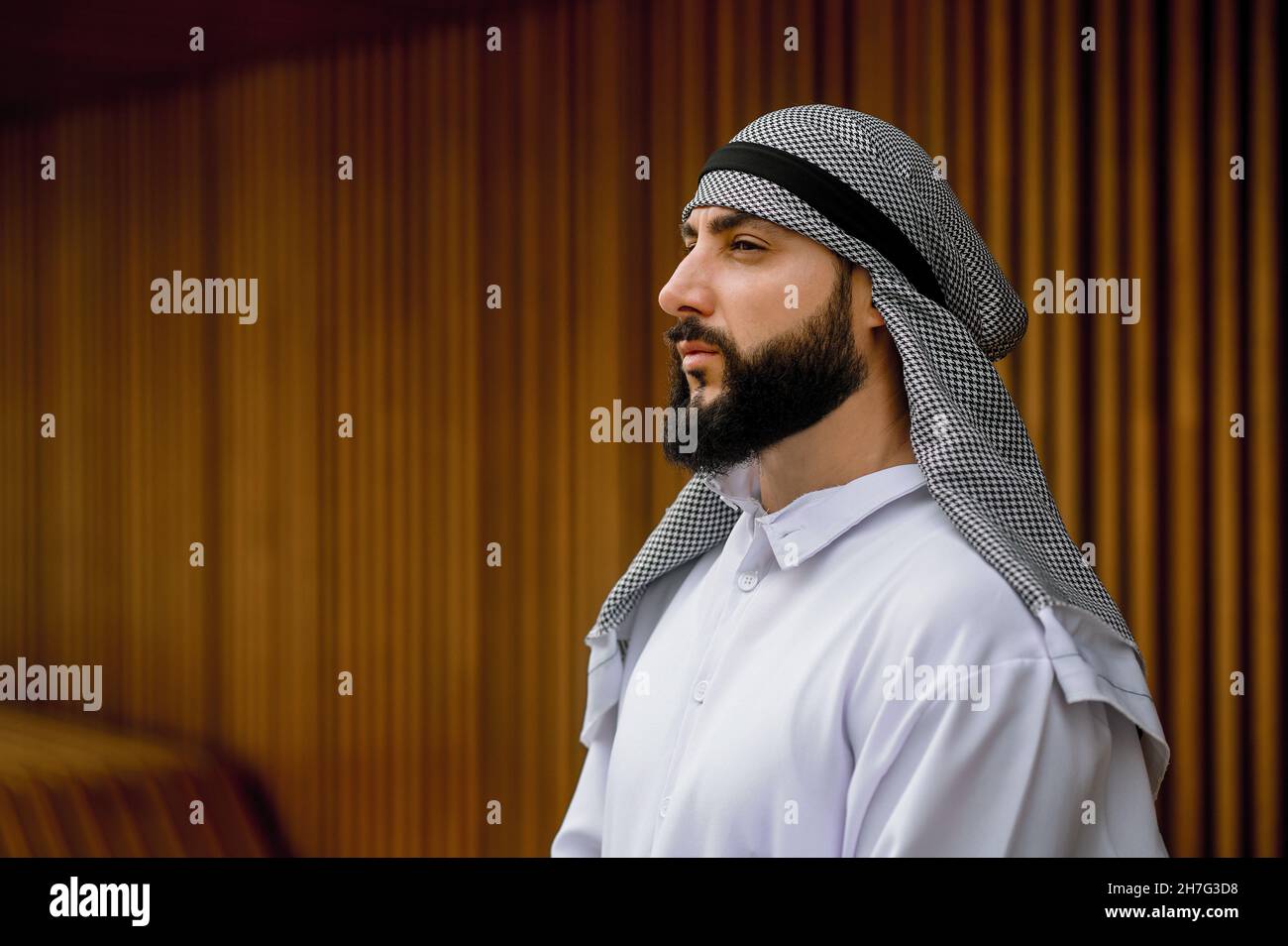 Junger Mann aus dem Nahen Osten in traditioneller Kleidung Stockfoto