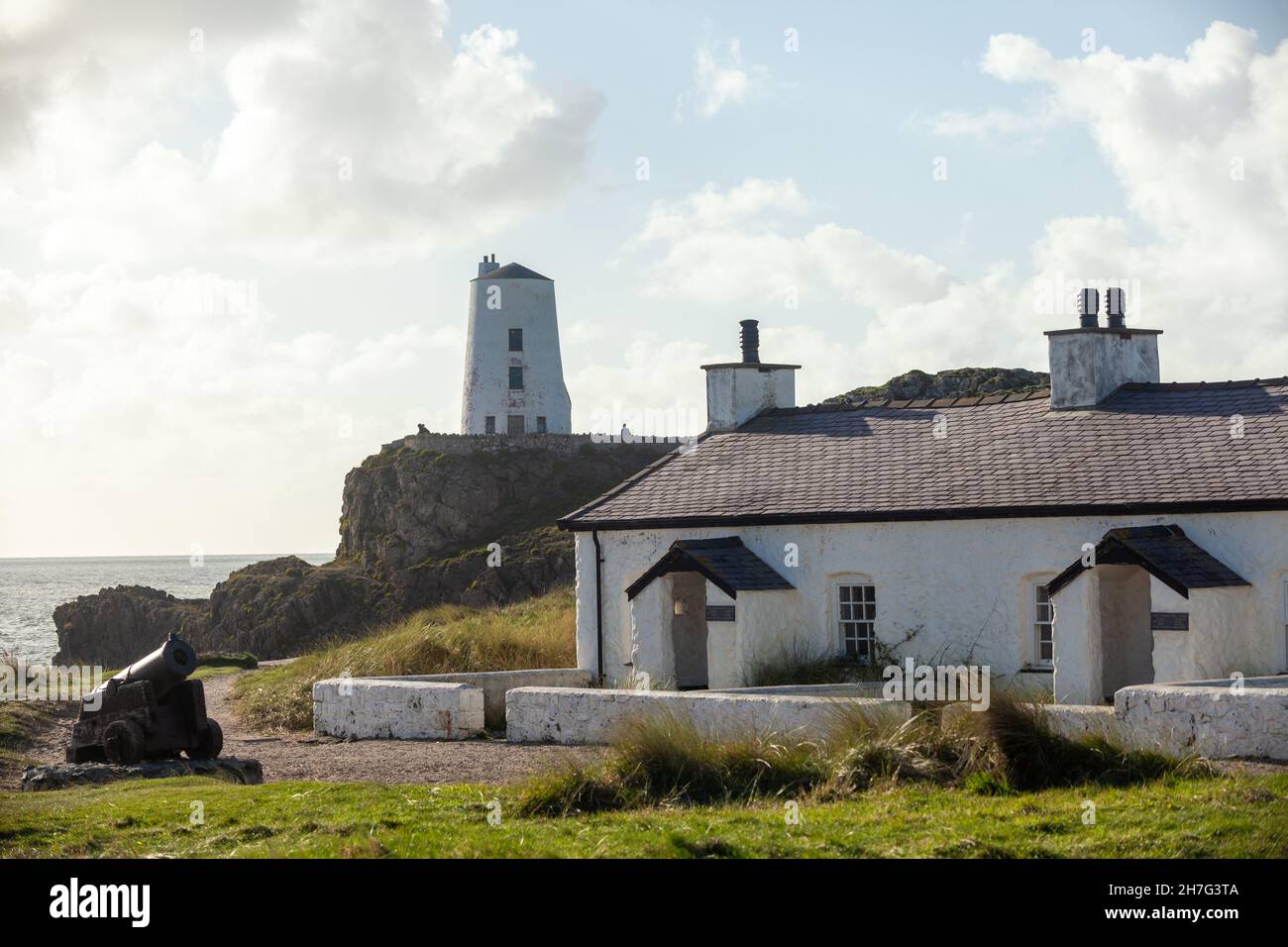 TWR Mawr Lighthouse und Pilots Cottages auf Llanddwyn Island, Anglesey, Nordwales Stockfoto