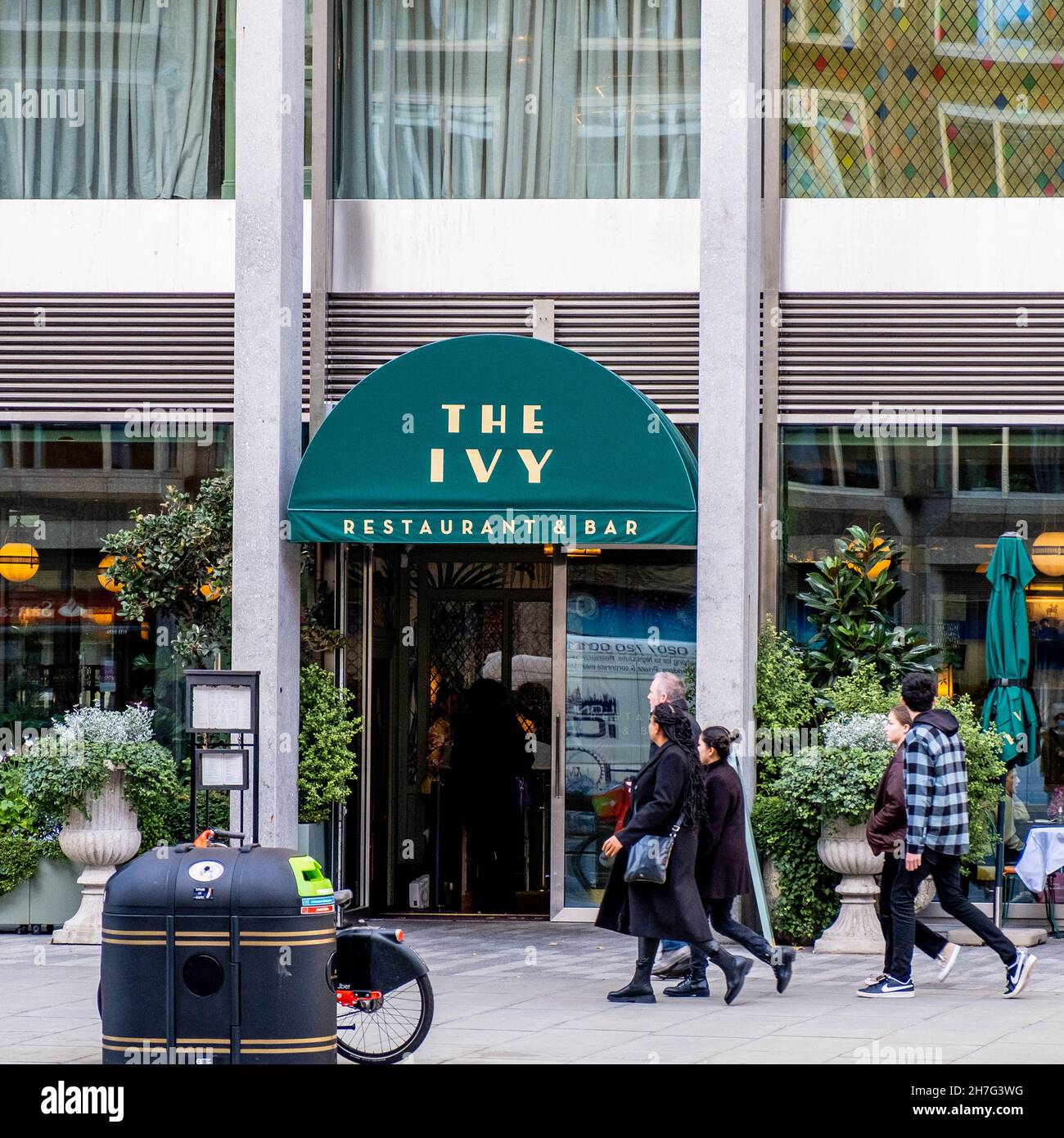 Victoria Westminster London England Großbritannien, 7 2021. November, The Ivy Restaurant oder Brasserie mit Leuten, die an der Victoria Street London vorbeilaufen Stockfoto