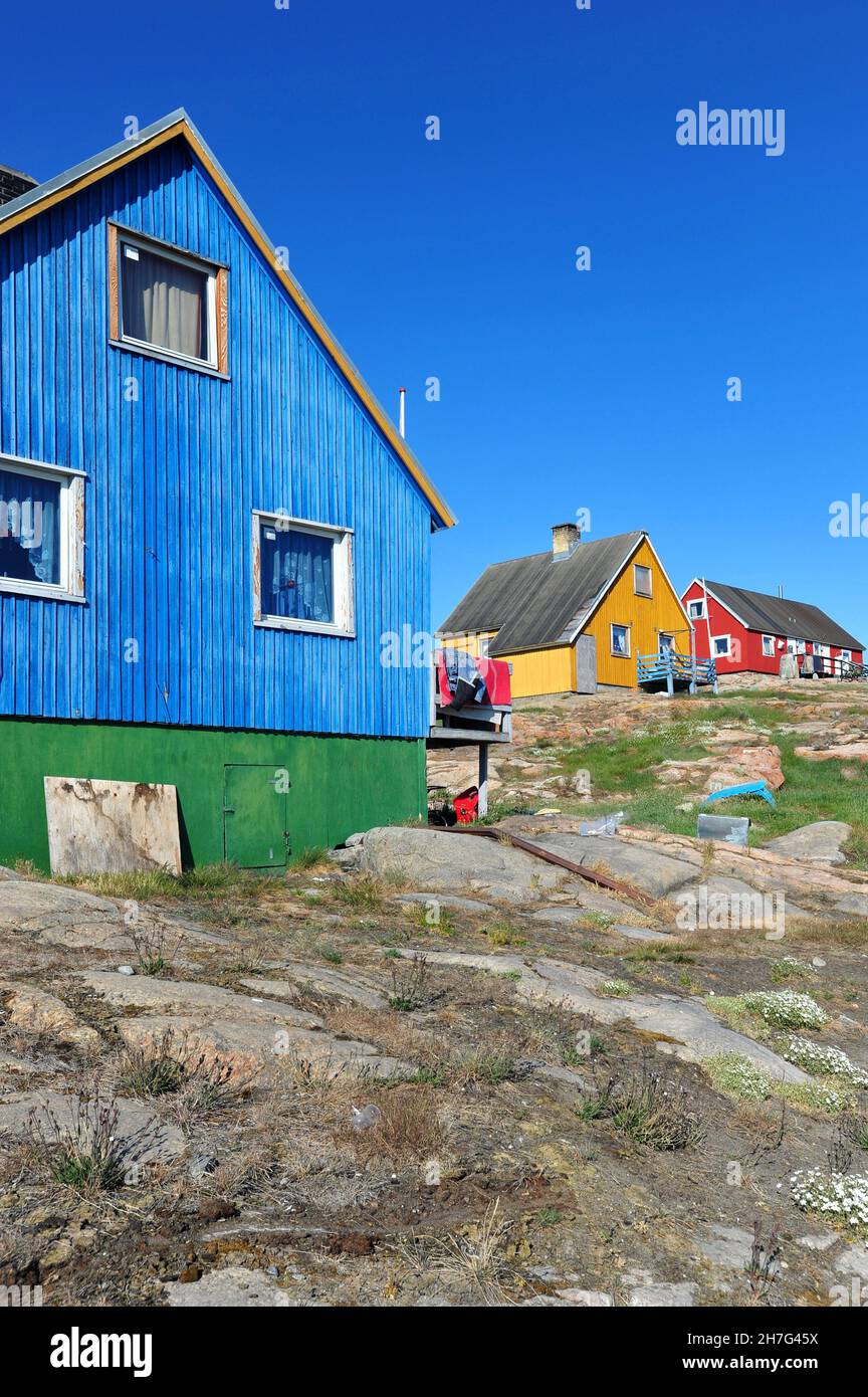 DÄNEMARK. GRÖNLAND. WESTKÜSTE. HALBINSEL NUGSSUAQ. EINIGE HÄUSER DES DORFES SAQQAQ. Stockfoto