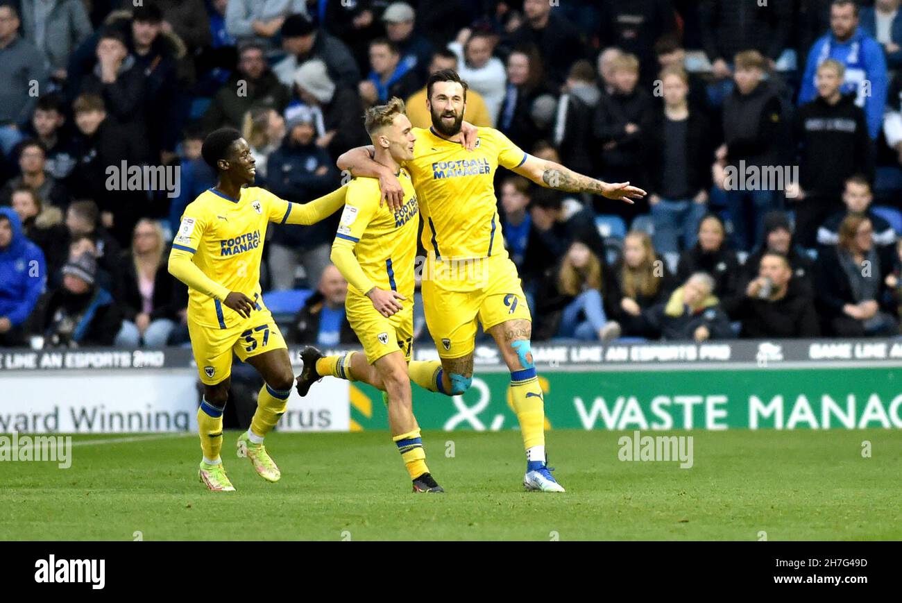 Ollie Palmer von AFC Wimbledon (rechts) feiert, nachdem er während des Spiels Skybet EFL League One zwischen Portsmouth und AFC Wimbledon im Fratton Park, Portsmouth, Großbritannien, das erste Tor vom Elfmeterpunkt erzielt hat - 20. November 2021 Foto Simon Dack / Tele-Bilder. Nur redaktionelle Verwendung. Kein Merchandising. Für Fußballbilder gelten Einschränkungen für FA und Premier League. Keine Nutzung von Internet/Mobilgeräten ohne FAPL-Lizenz. Weitere Informationen erhalten Sie von Football Dataco Stockfoto