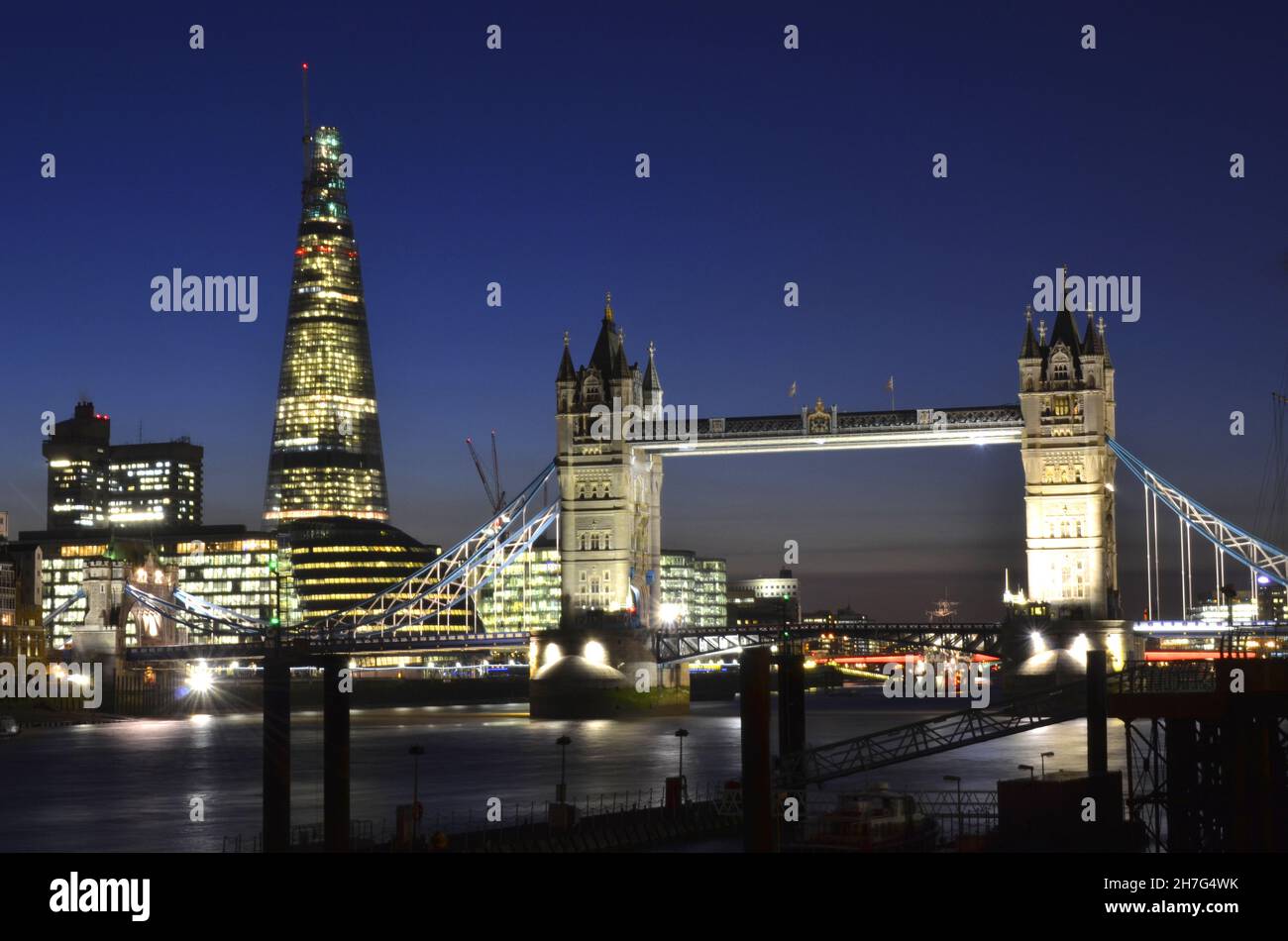 VEREINIGTES KÖNIGREICH. ENGLAND. LONDON. IN DER NÄHE DES TURMS BRIGE, DEM SHARD, WIRD DER TURM DES RENZO PIANO IM JAHR 2013 FERTIG GESTELLT. AUF 75 ETAGEN BEFINDEN SICH WOHNUNGEN, EIN SHANGRI-LA H Stockfoto